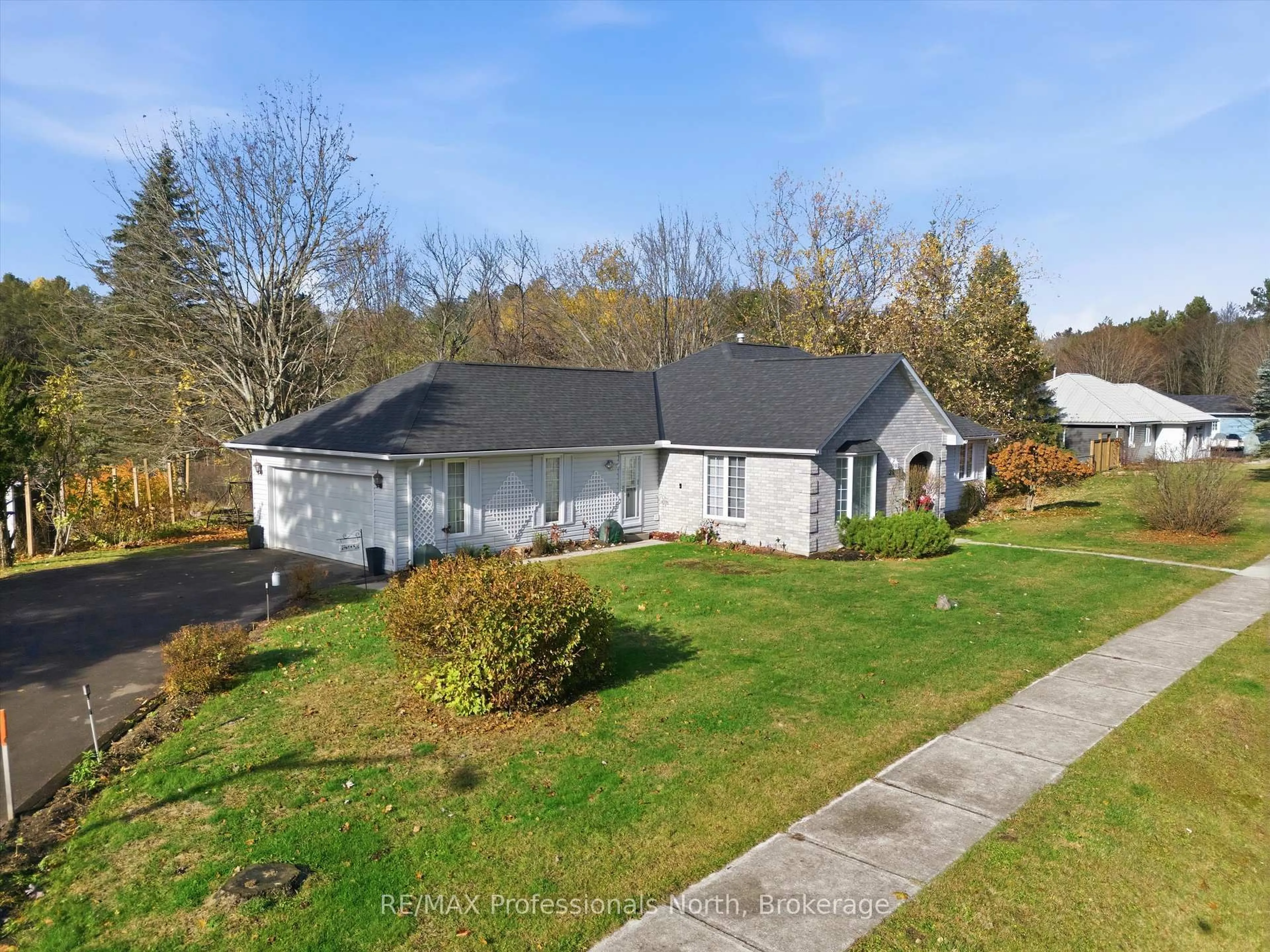 A pic from outside/outdoor area/front of a property/back of a property/a pic from drone, unknown for 39 Catharine St, Bracebridge Ontario P1L 1B1
