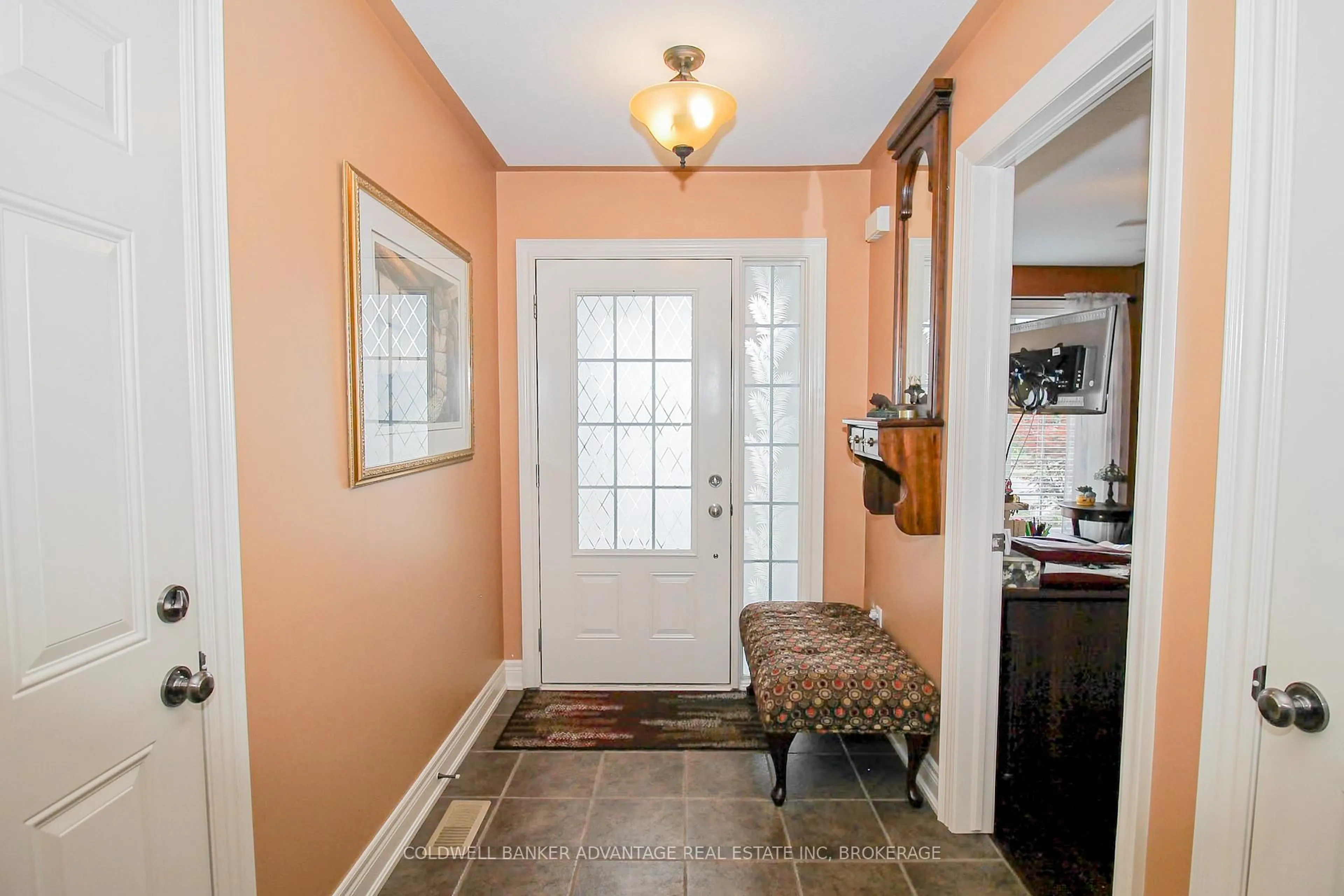 Indoor entryway for 3935 Lower Coach Rd, Fort Erie Ontario L0S 1S0