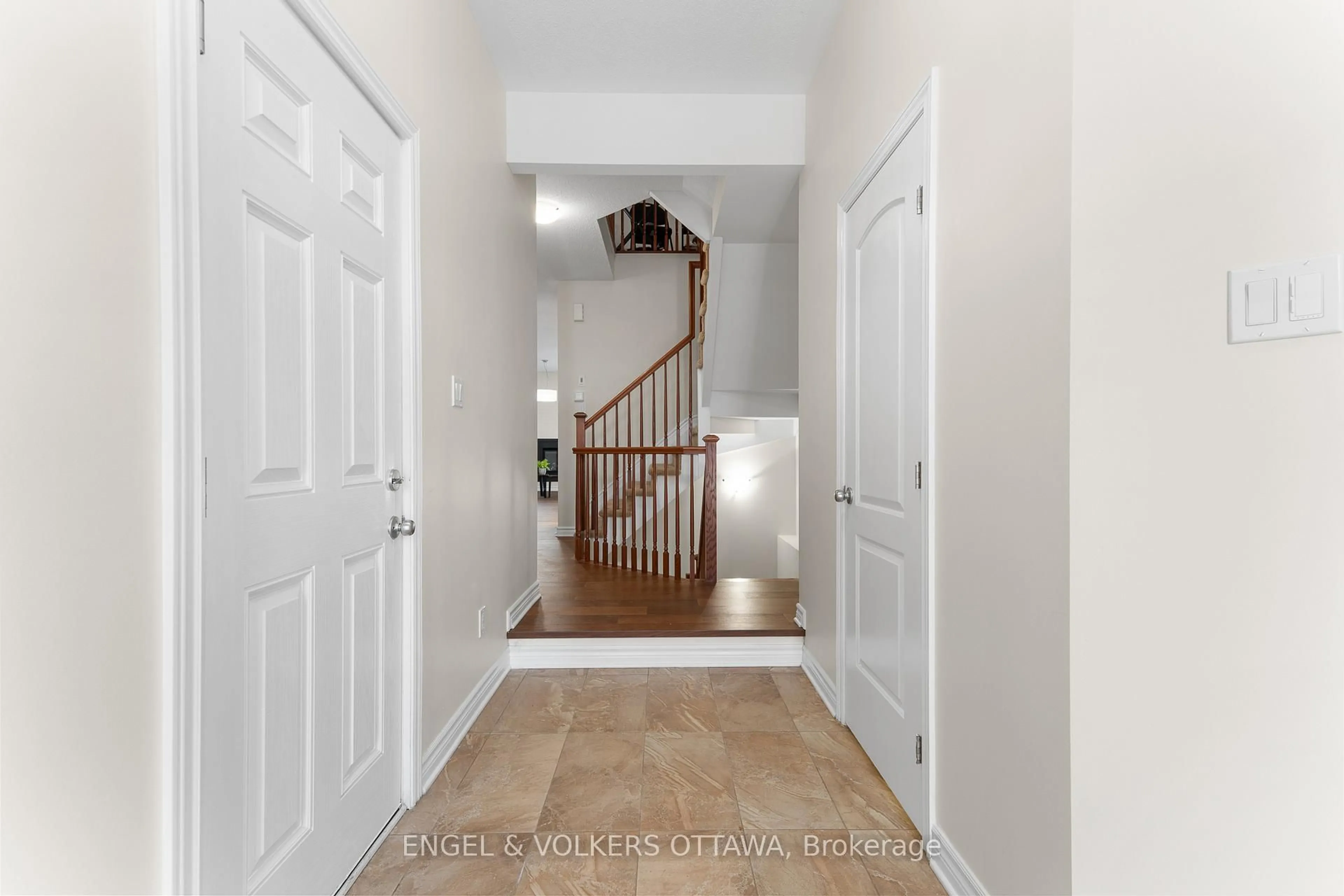 Indoor entryway for 622 Moorpark Ave, Ottawa Ontario K2M 0B6