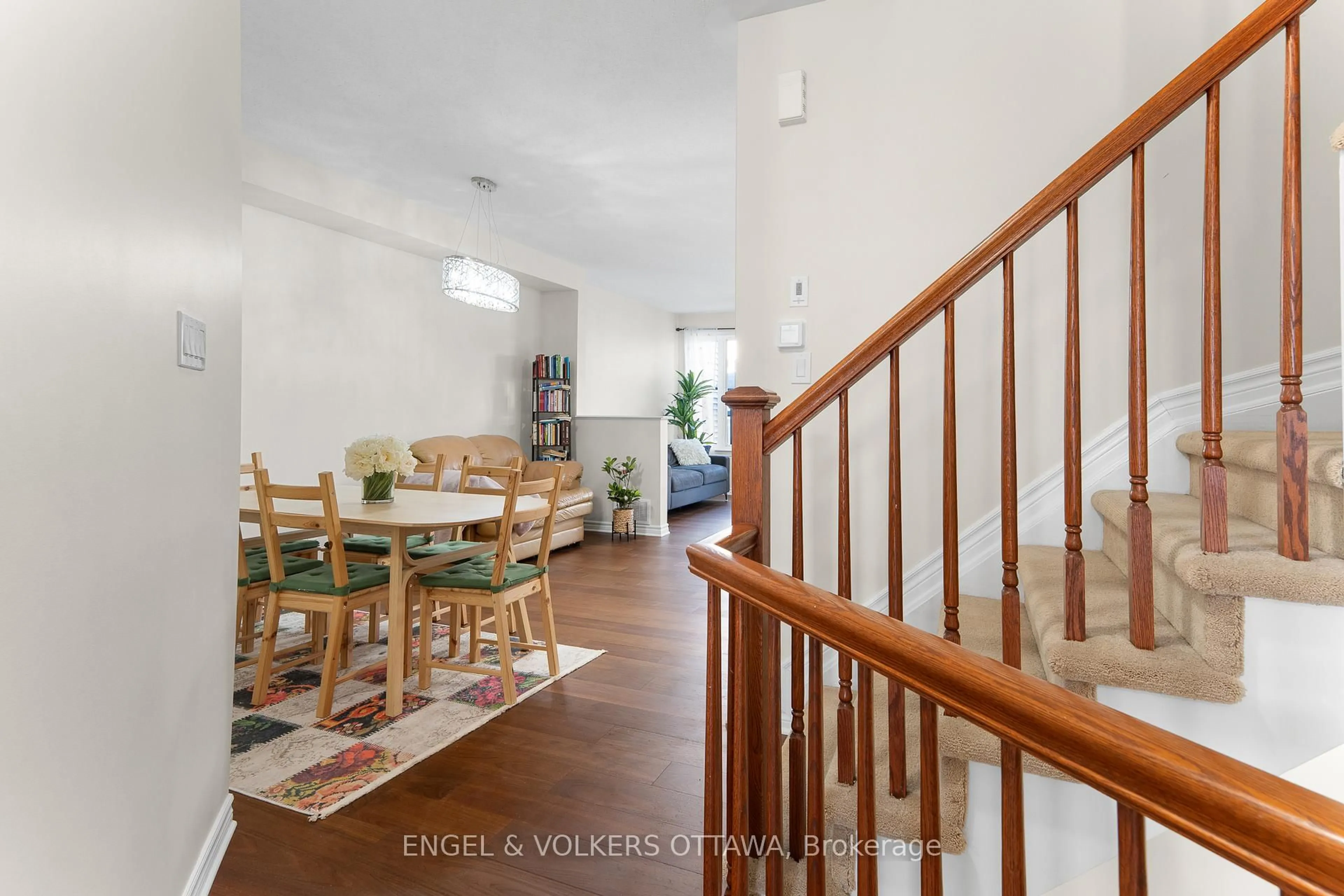 Indoor foyer for 622 Moorpark Ave, Ottawa Ontario K2M 0B6