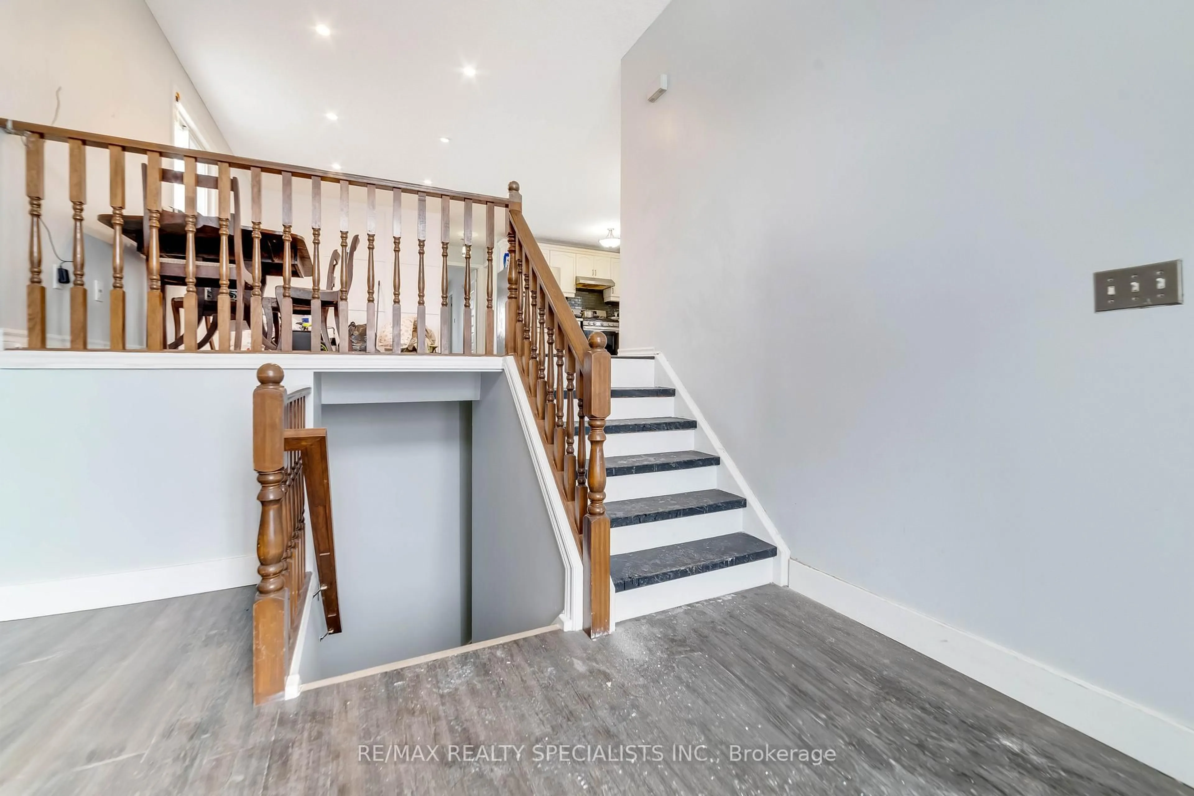 Stairs for 1002 Blythwood Rd, London North Ontario N6H 5W1