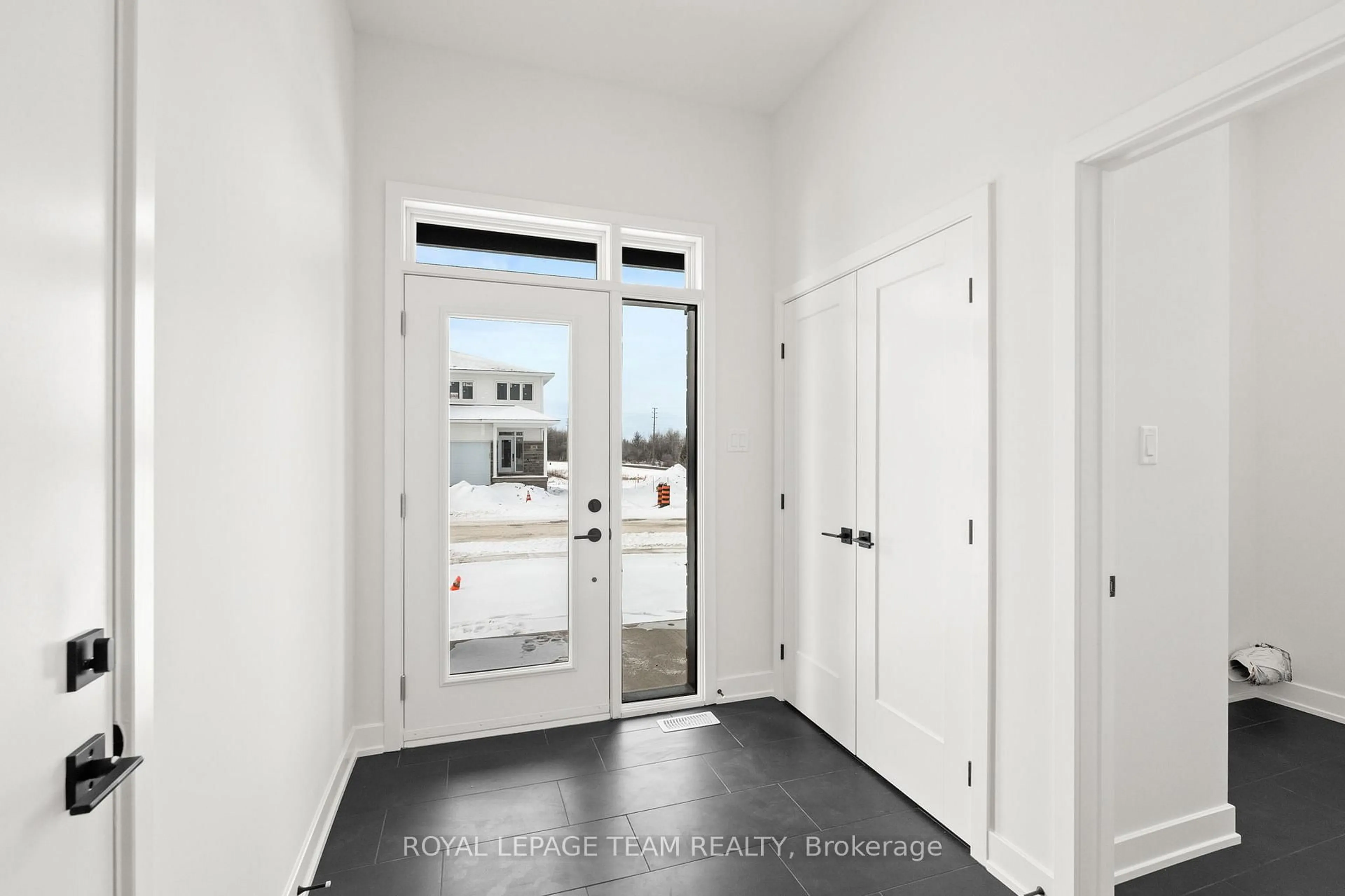Indoor entryway for 1057 Moore St, Brockville Ontario K6V 0H1