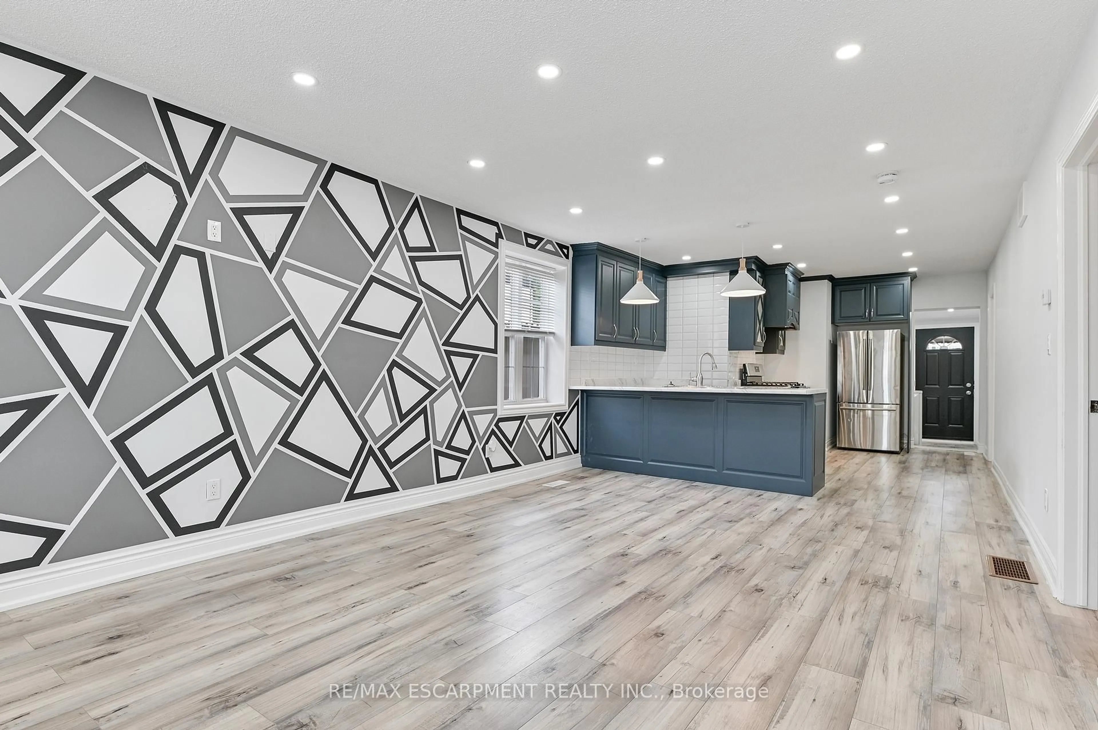 Open concept kitchen, ceramic/tile floor for 54 Craigmiller Ave, Hamilton Ontario L8L 3J1