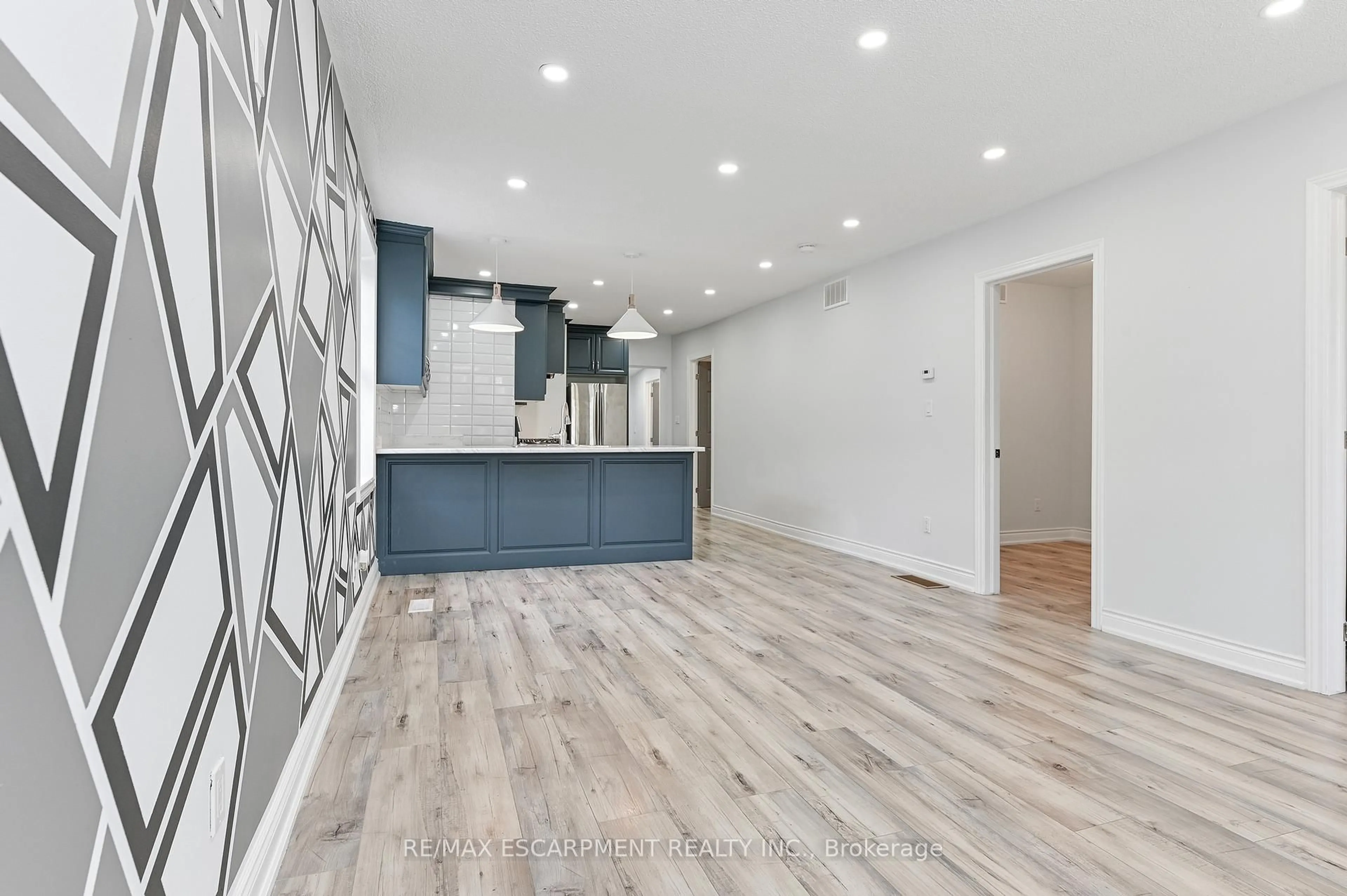 Open concept kitchen, wood/laminate floor for 54 Craigmiller Ave, Hamilton Ontario L8L 3J1