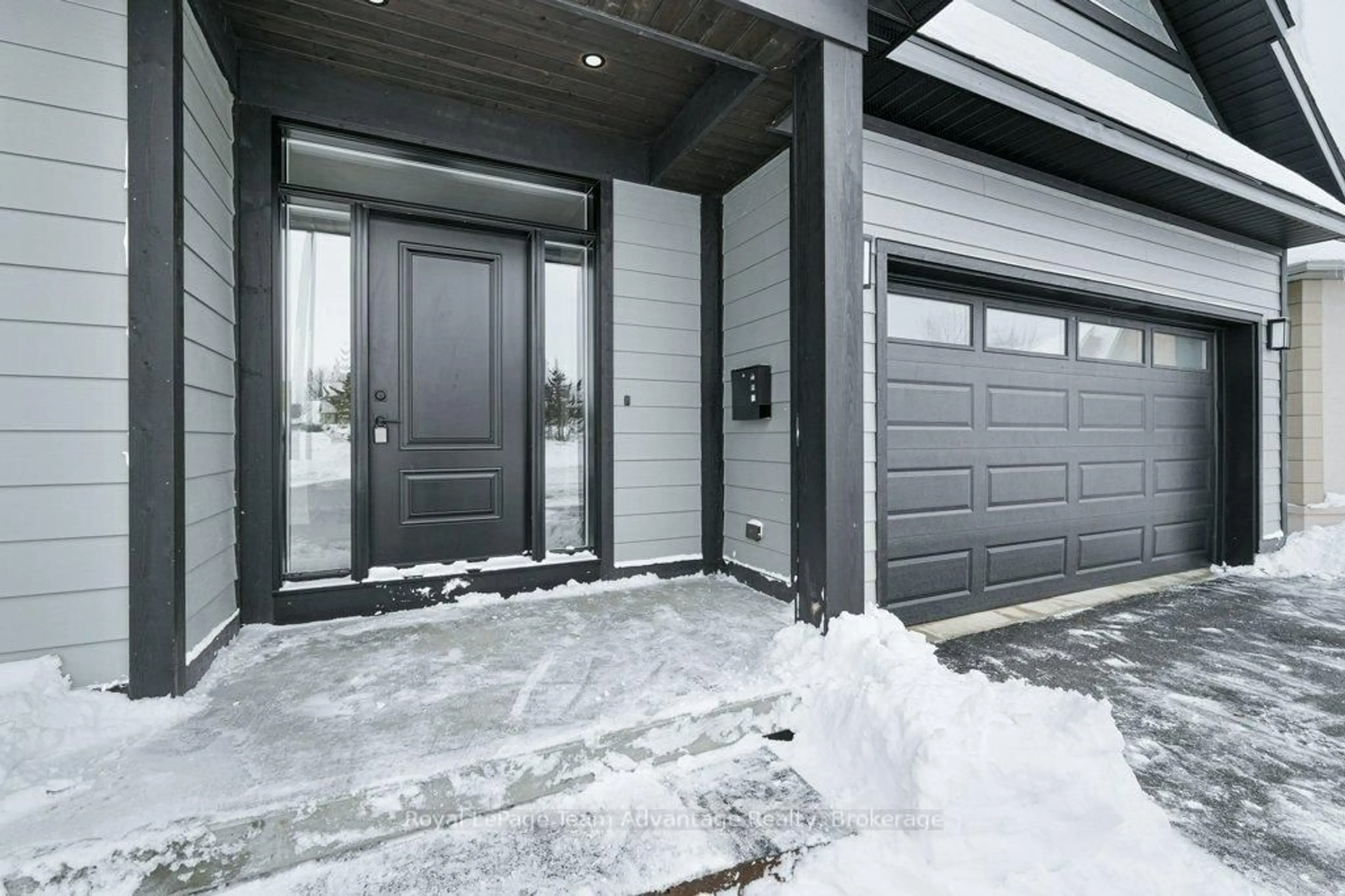 Indoor entryway for 18 Avery Crt, Parry Sound Ontario P2A 3C4