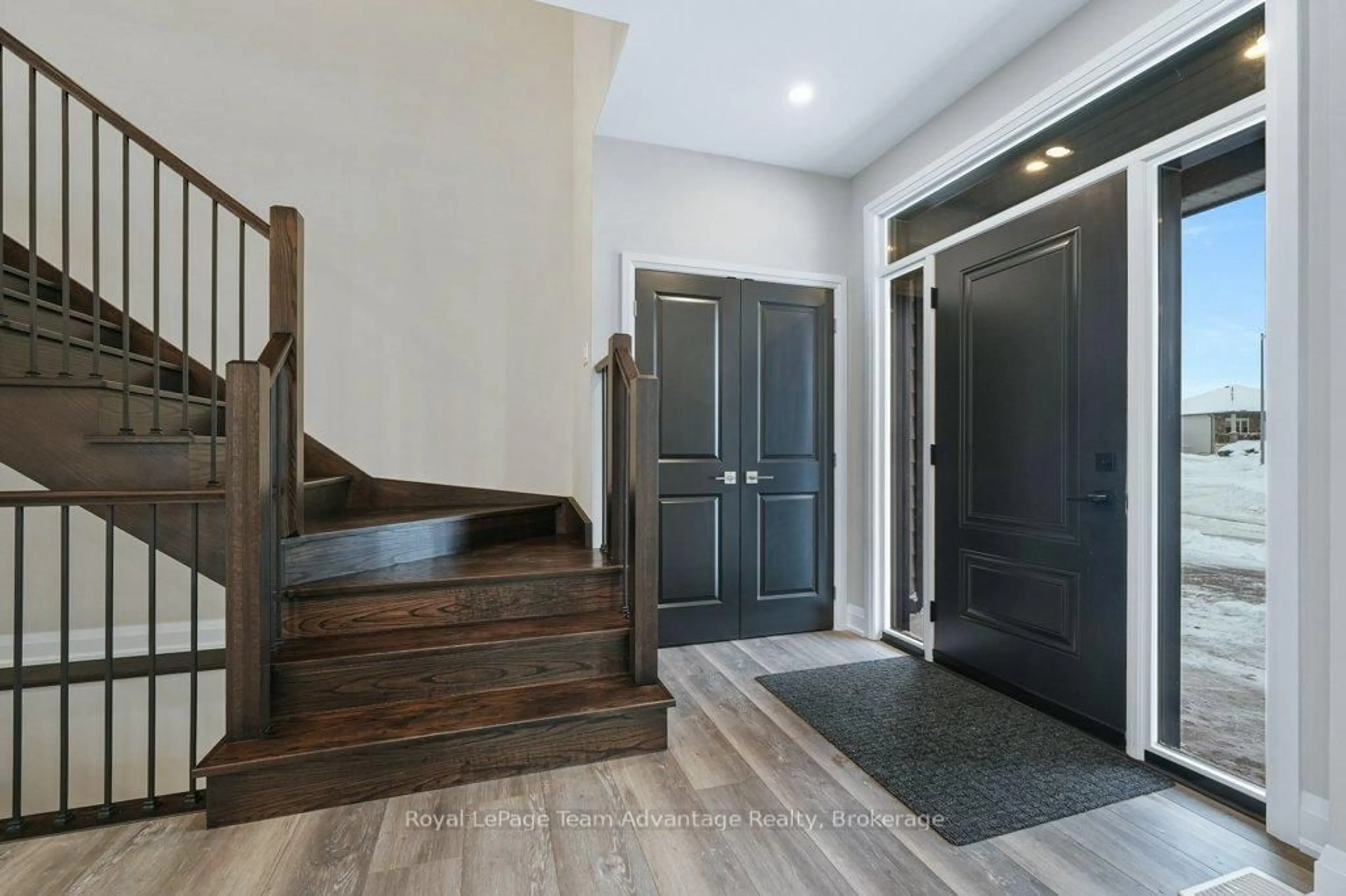 Indoor entryway for 18 Avery Crt, Parry Sound Ontario P2A 3C4