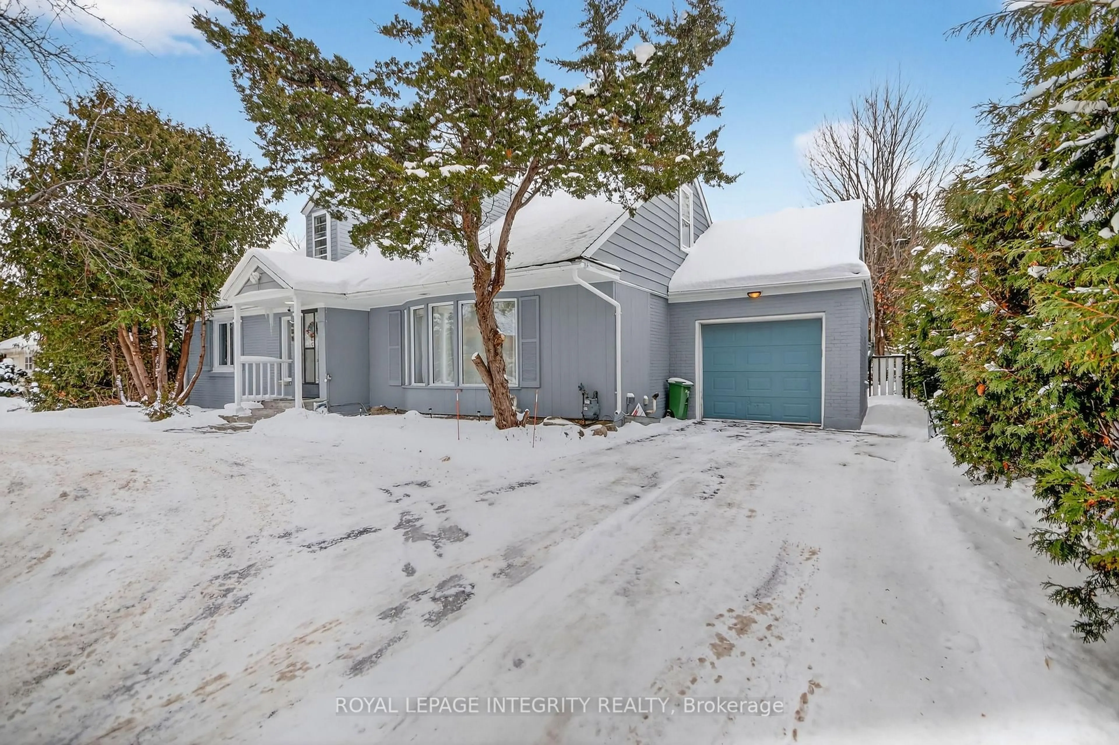 A pic from outside/outdoor area/front of a property/back of a property/a pic from drone, street for 230 Smyth Rd, Ottawa Ontario K1H 5A2