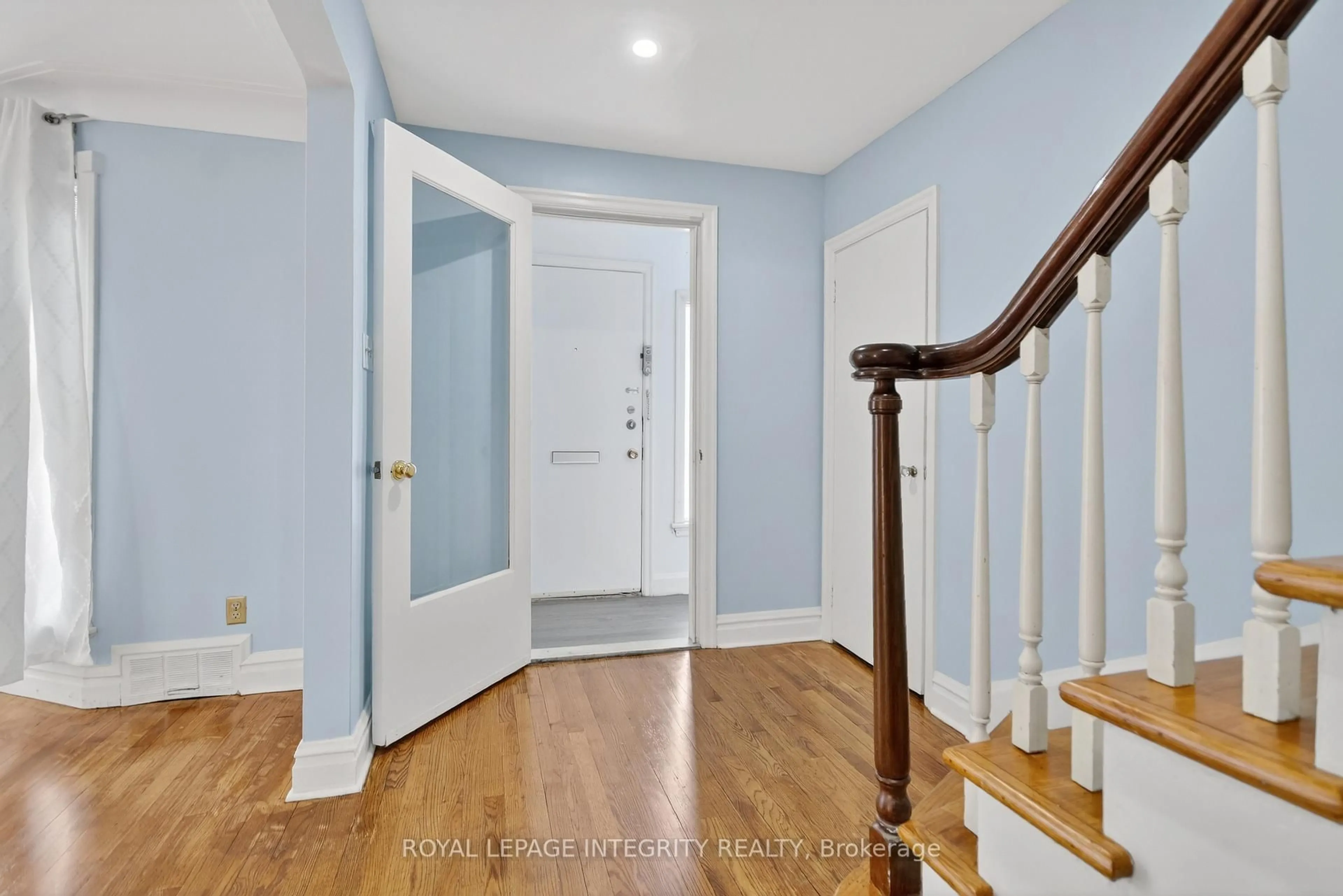 Indoor entryway for 230 Smyth Rd, Ottawa Ontario K1H 5A2