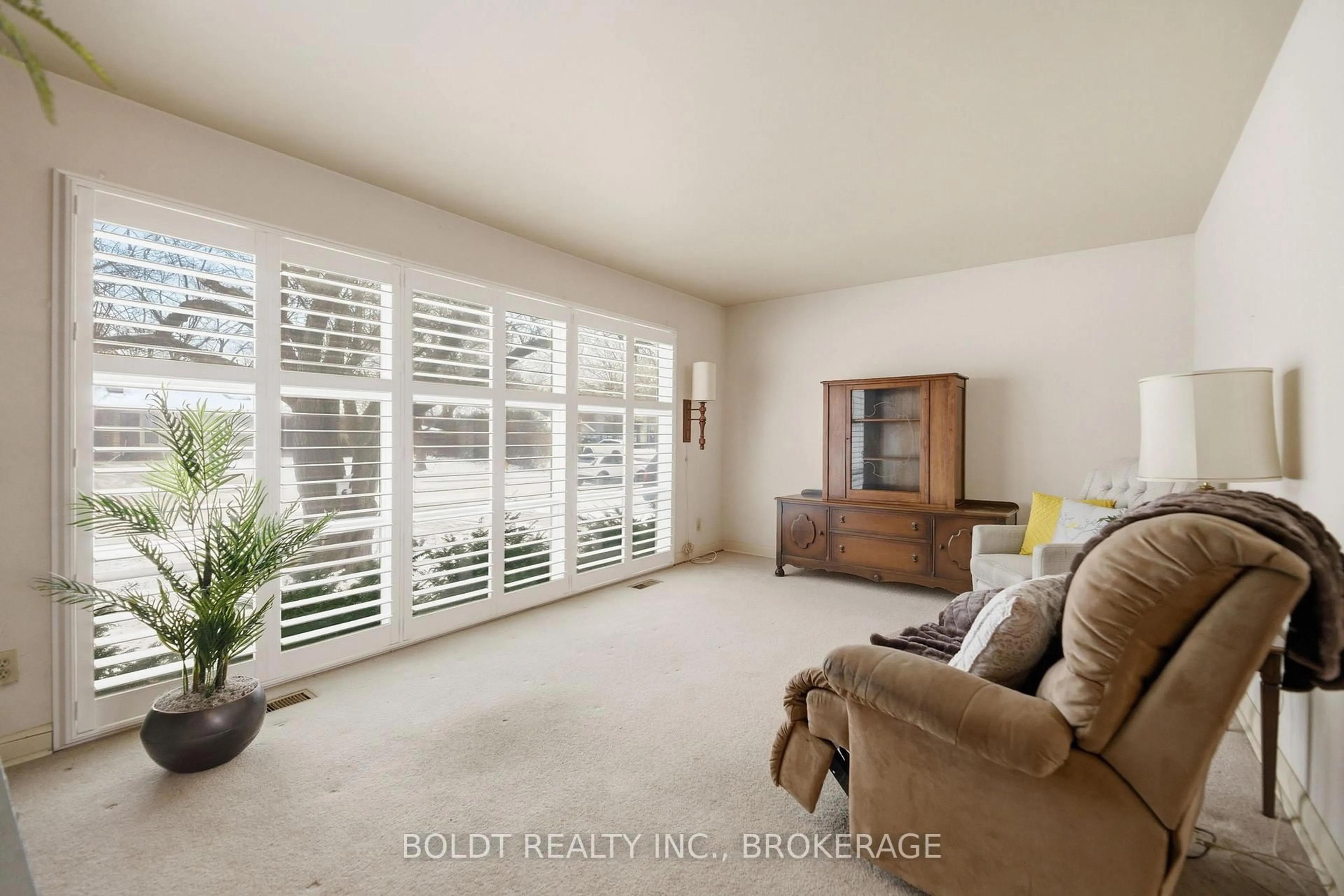 Living room with furniture, unknown for 5 Swan Dr, St. Catharines Ontario L2T 2C2