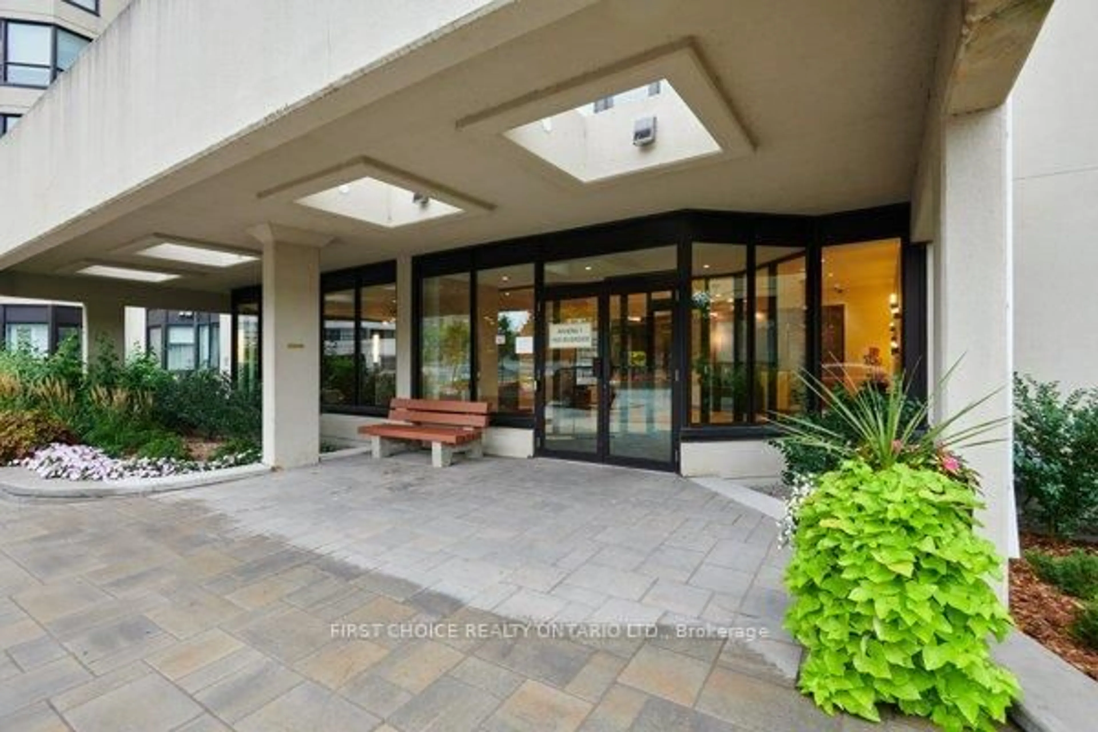 Indoor foyer for 1500 Riverside Dr #303, Ottawa Ontario K1G 4J4