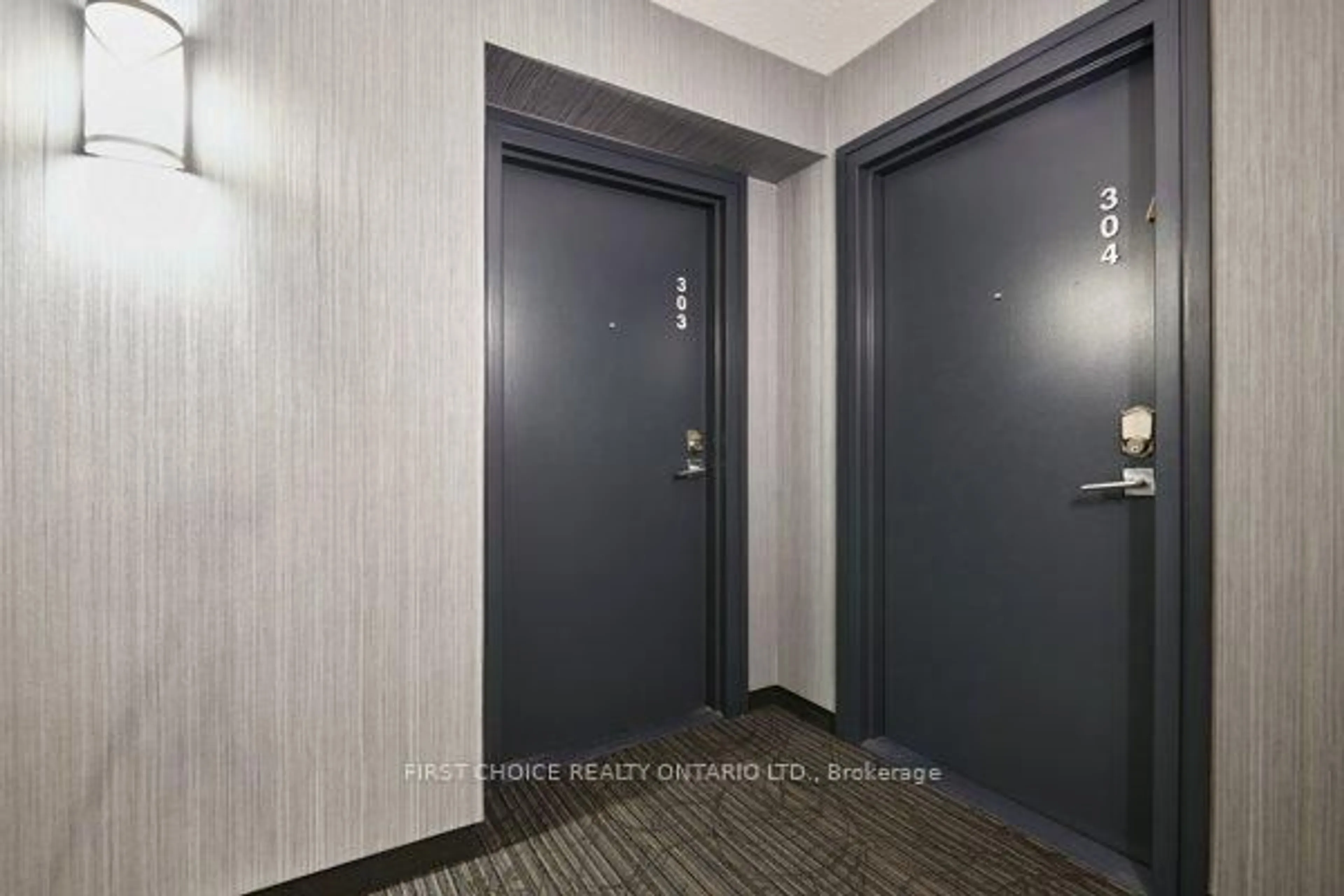 Indoor foyer for 1500 Riverside Dr #303, Ottawa Ontario K1G 4J4