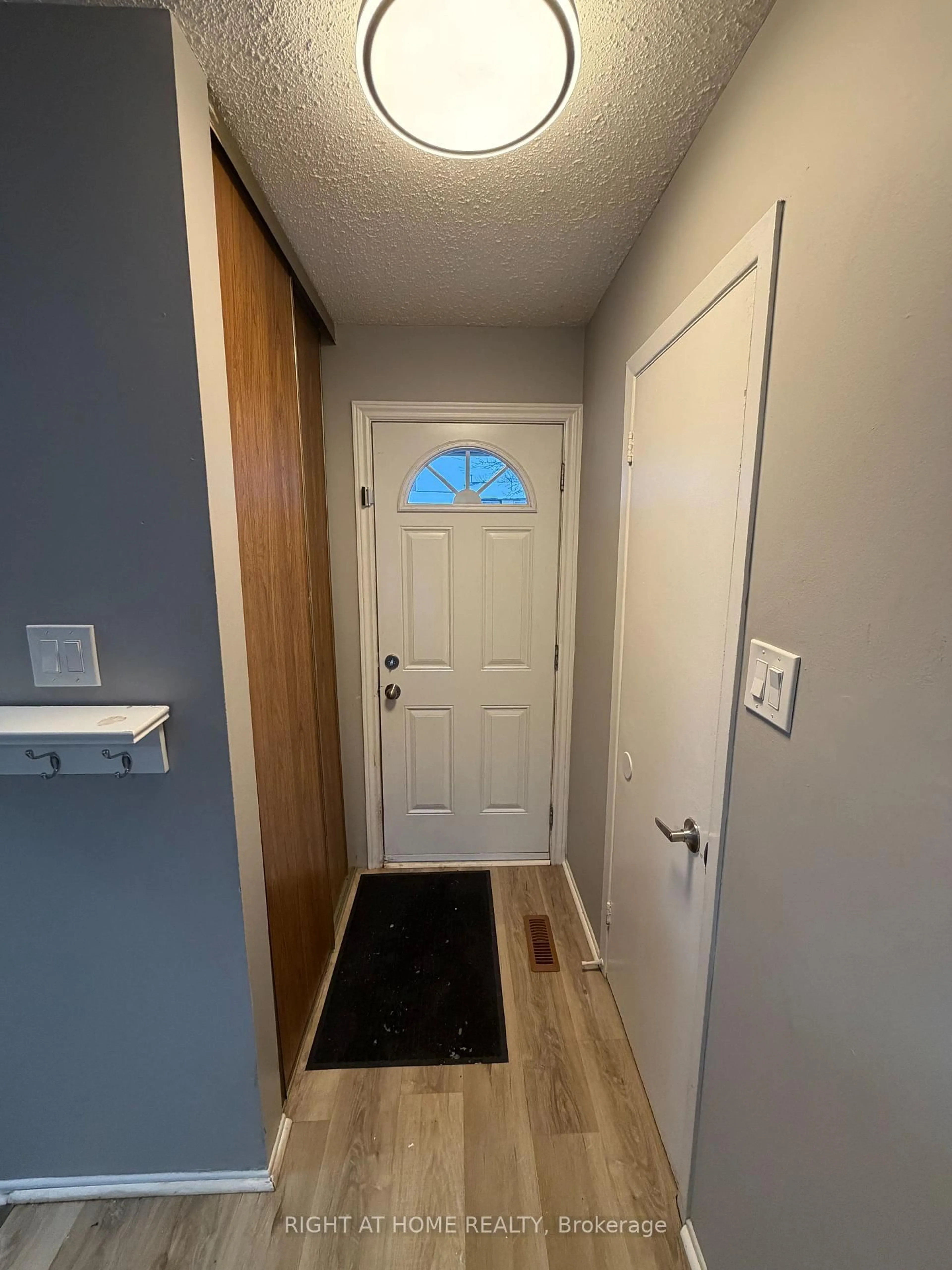 Indoor entryway for 2570 Southvale Cres #154, Ottawa Ontario K1B 5B6