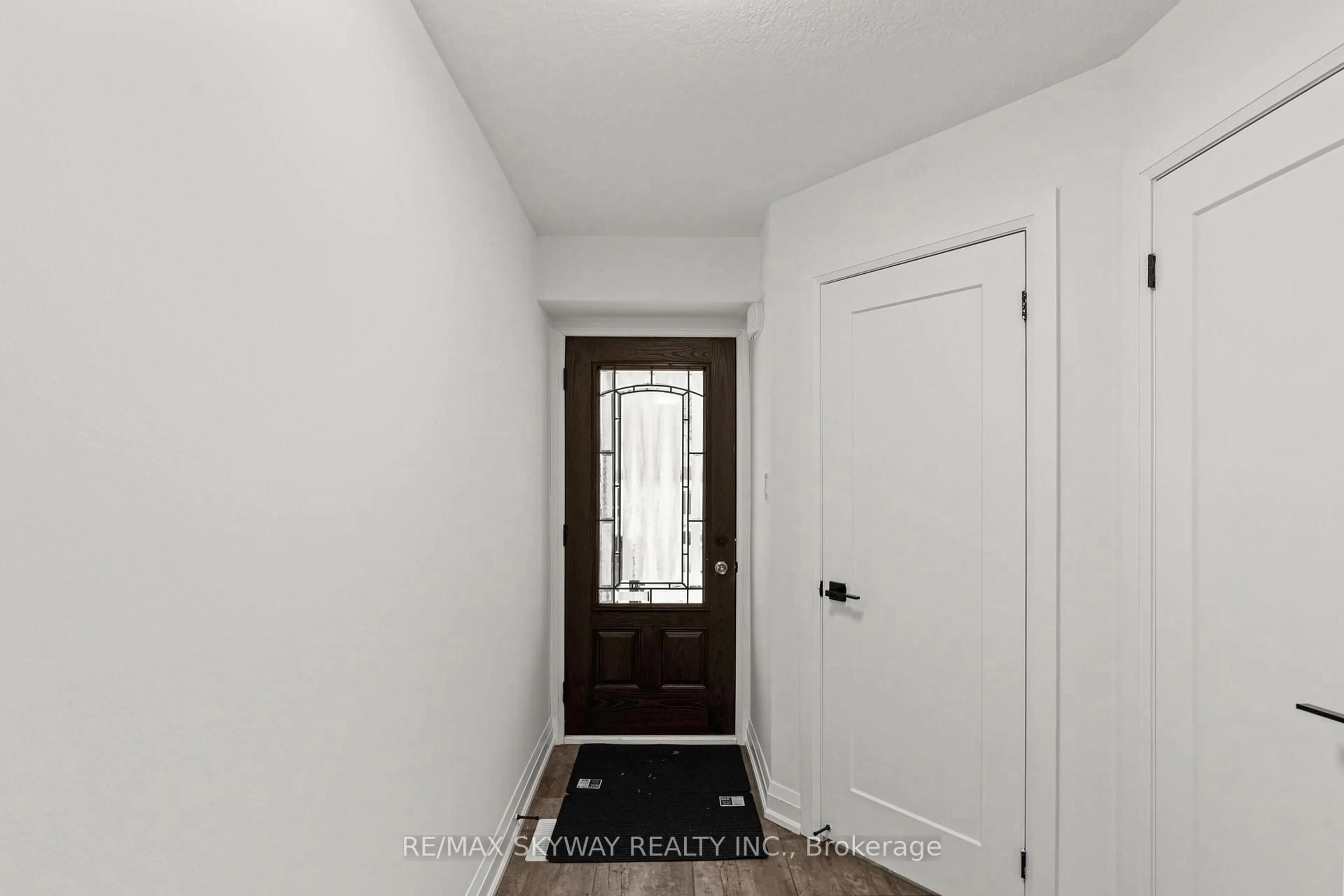 Indoor entryway for 143 Stonebrook Way, Grey Highlands Ontario N0C 1H0