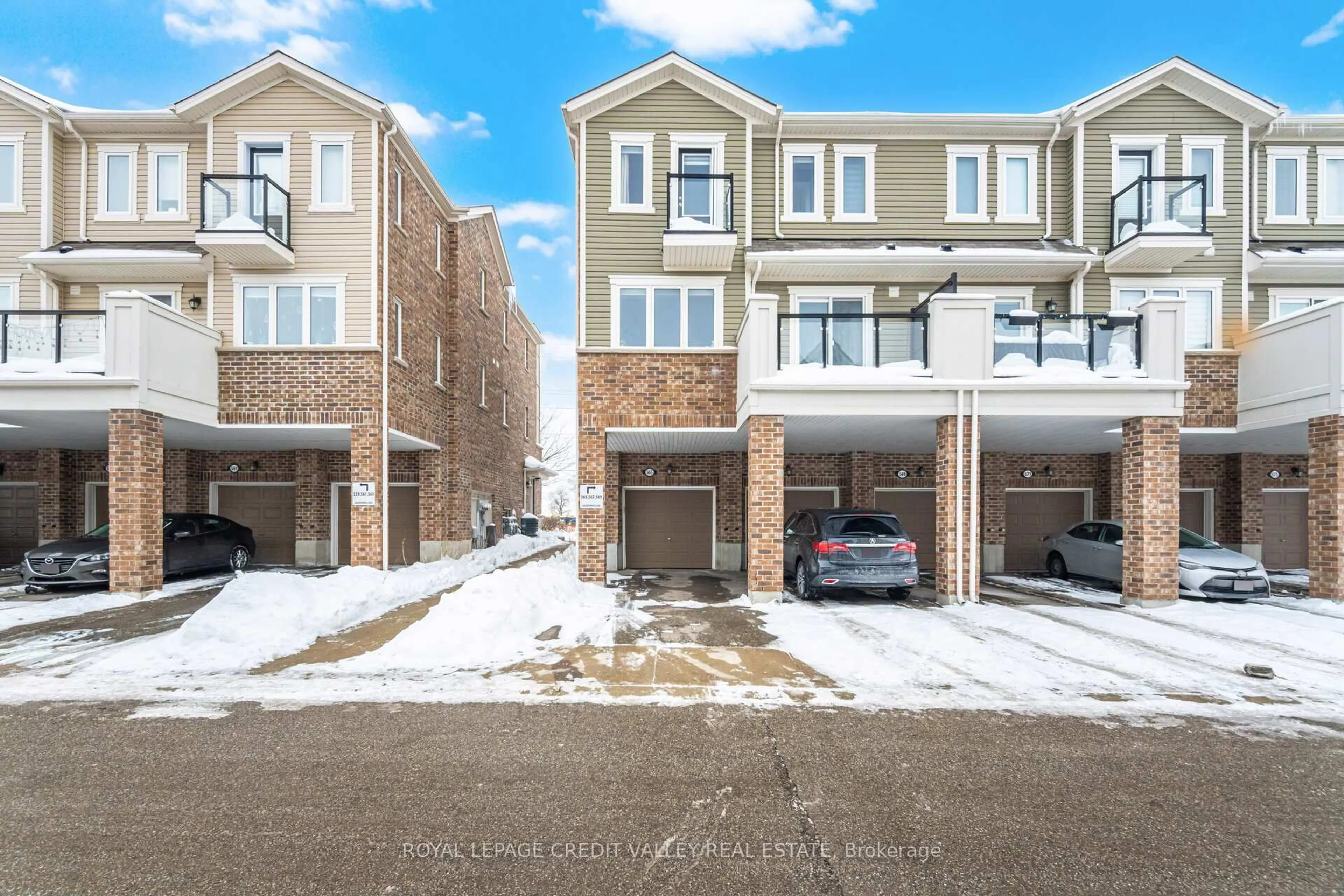 A pic from outside/outdoor area/front of a property/back of a property/a pic from drone, street for 565 Goldenrod Lane, Kitchener Ontario N2R 0L7