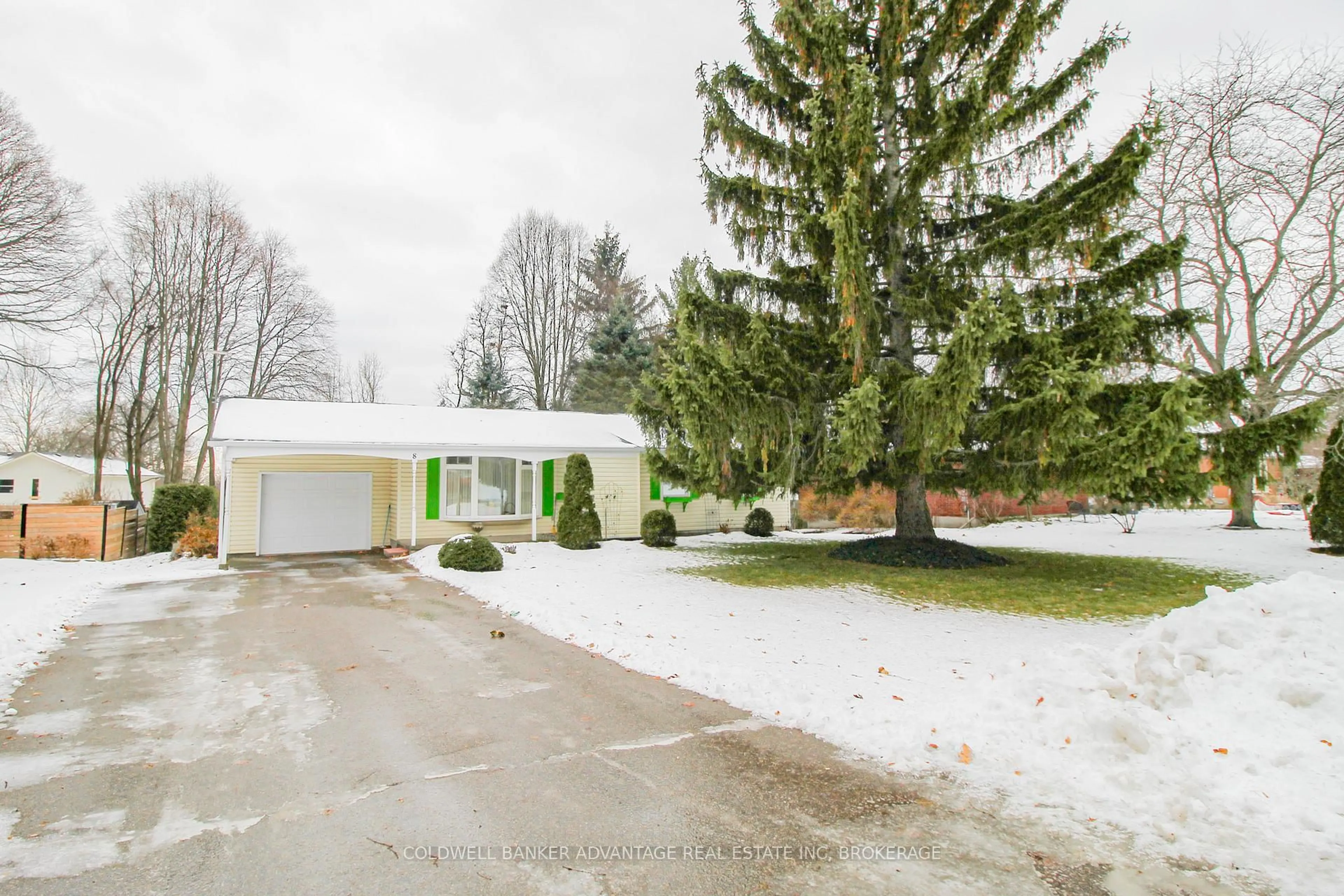 A pic from outside/outdoor area/front of a property/back of a property/a pic from drone, street for 8 Bigelow Cres, Pelham Ontario L0S 1E2