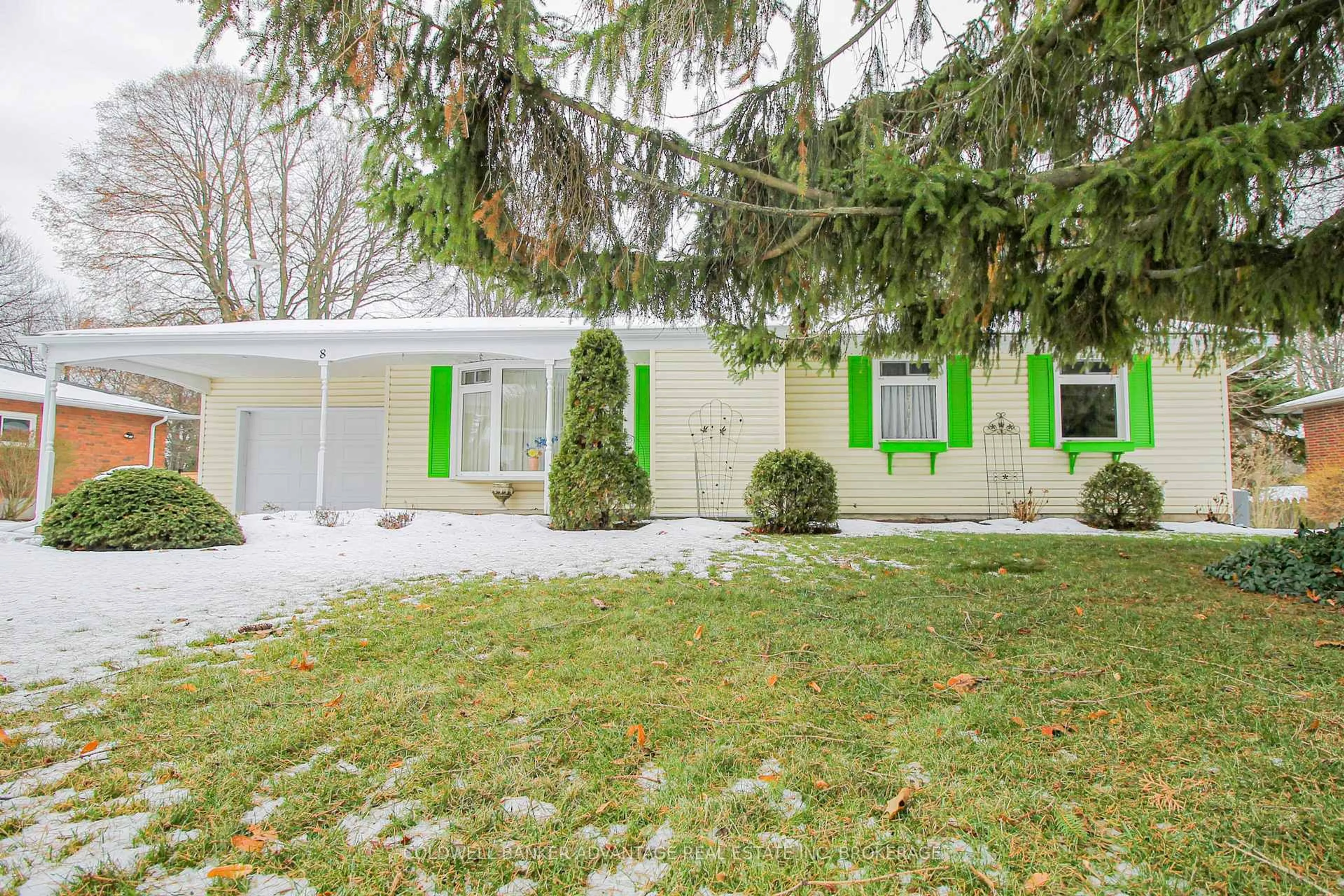 Home with vinyl exterior material, street for 8 Bigelow Cres, Pelham Ontario L0S 1E2