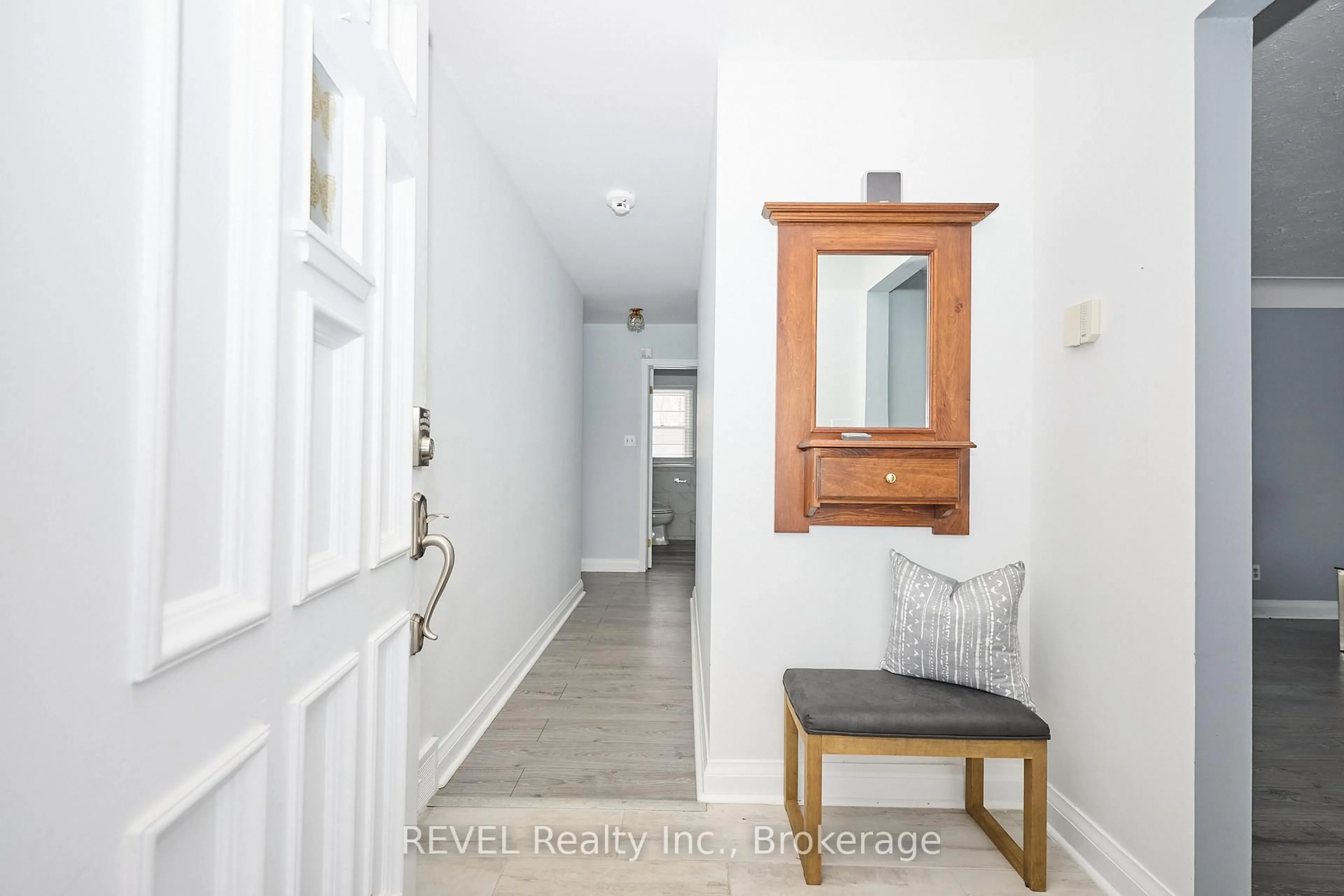 Indoor entryway for 6361 Clare Cres, Niagara Falls Ontario L2G 2C9