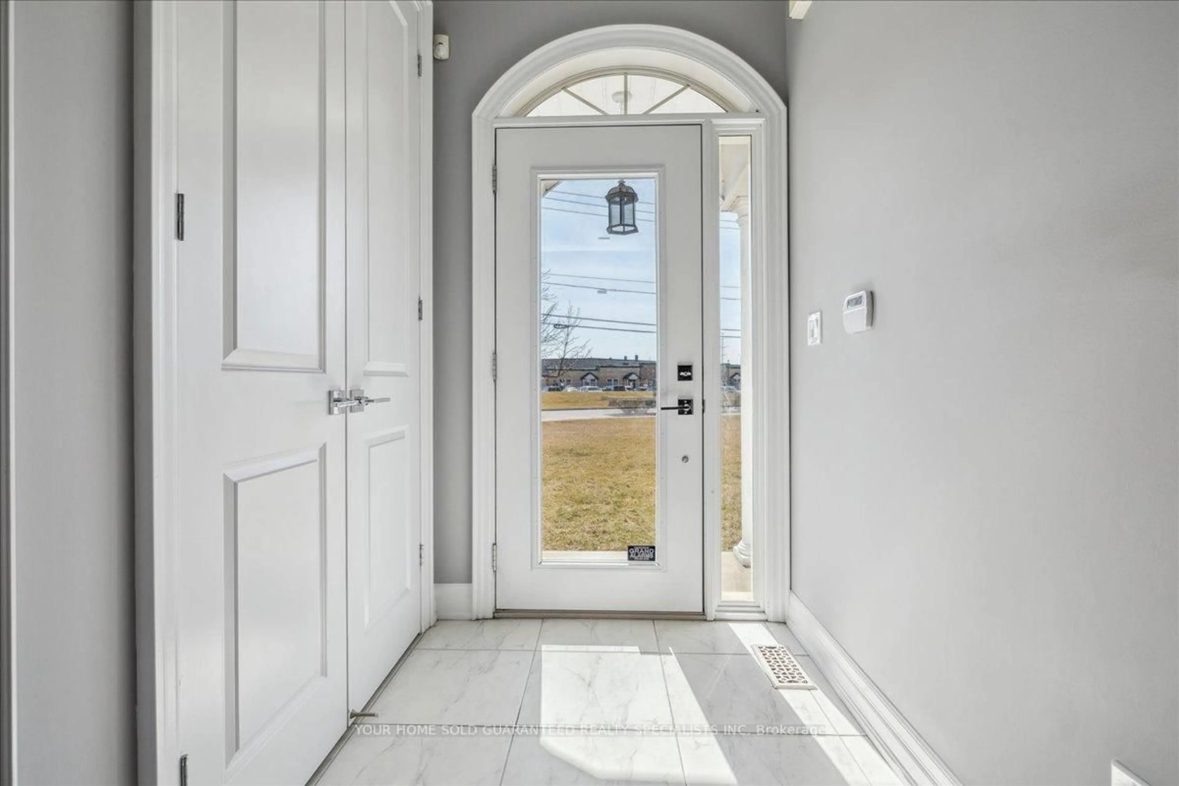 Indoor entryway for 1 Dorchester Blvd, St. Catharines Ontario L2M 0B8