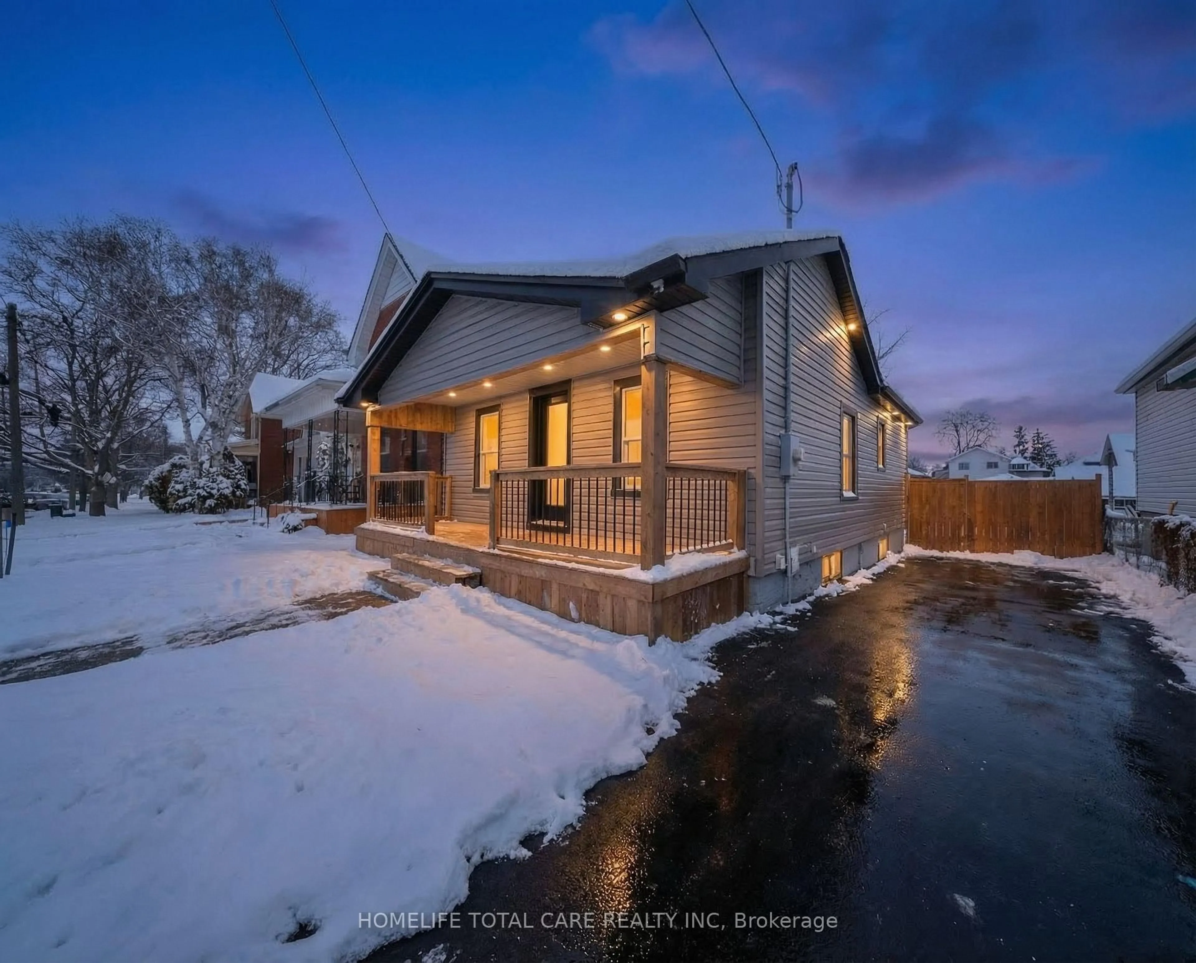 A pic from outside/outdoor area/front of a property/back of a property/a pic from drone, unknown for 111 Victoria St, Brantford Ontario N3S 3K7