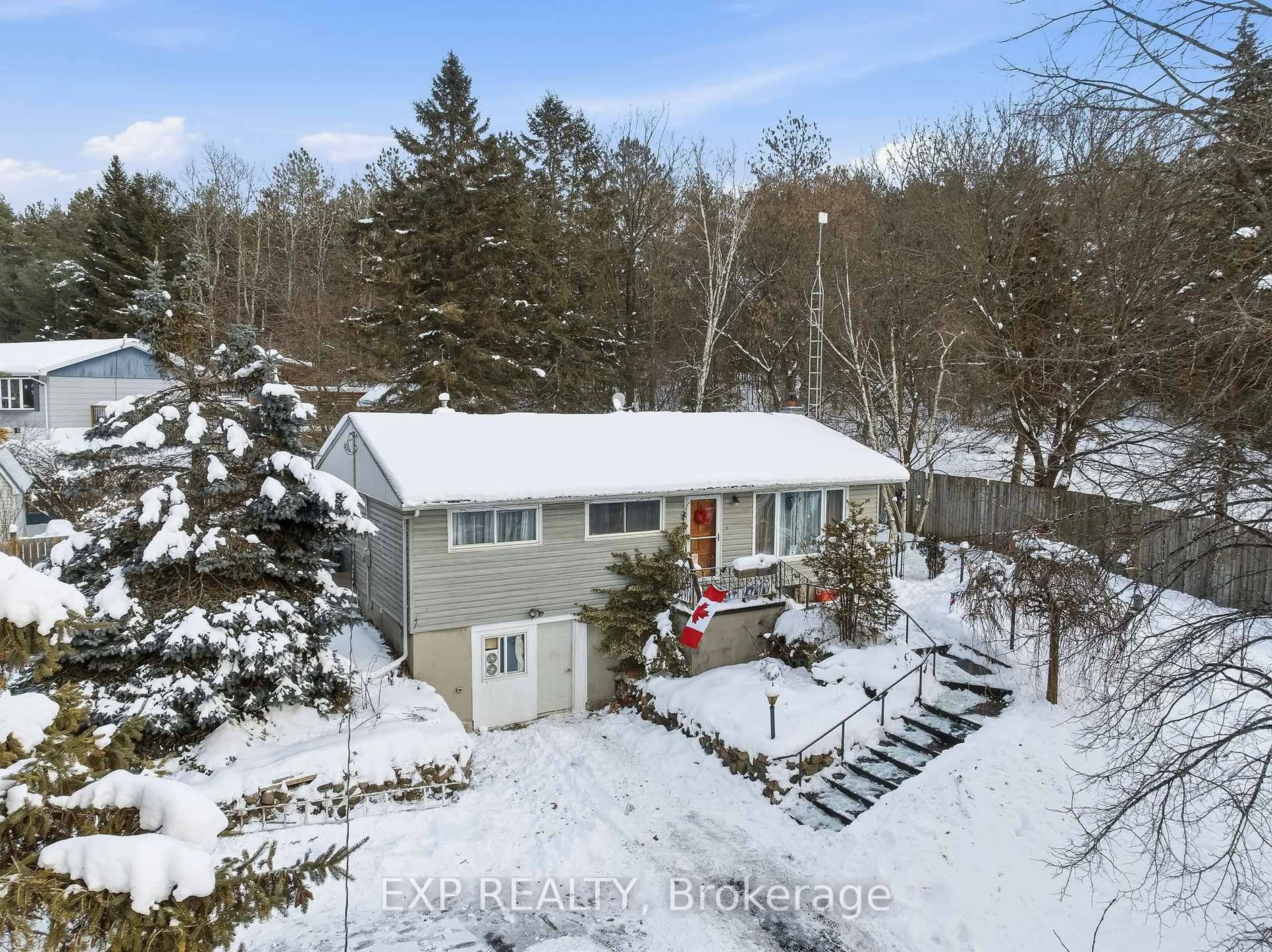 A pic from outside/outdoor area/front of a property/back of a property/a pic from drone, unknown for 2825 Peter St, Hamilton Township Ontario K9A 4J9