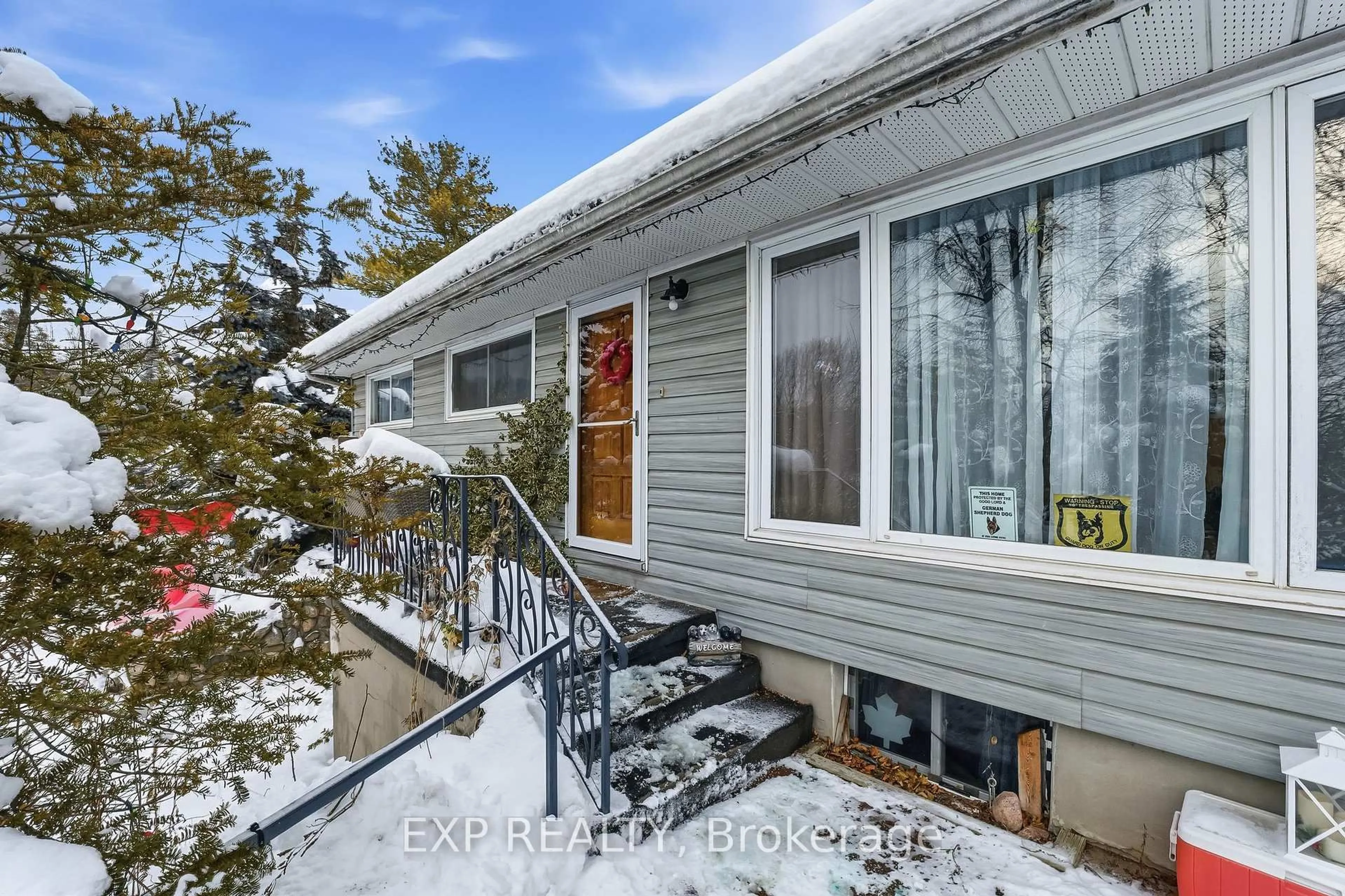 Home with vinyl exterior material, street for 2825 Peter St, Hamilton Township Ontario K9A 4J9