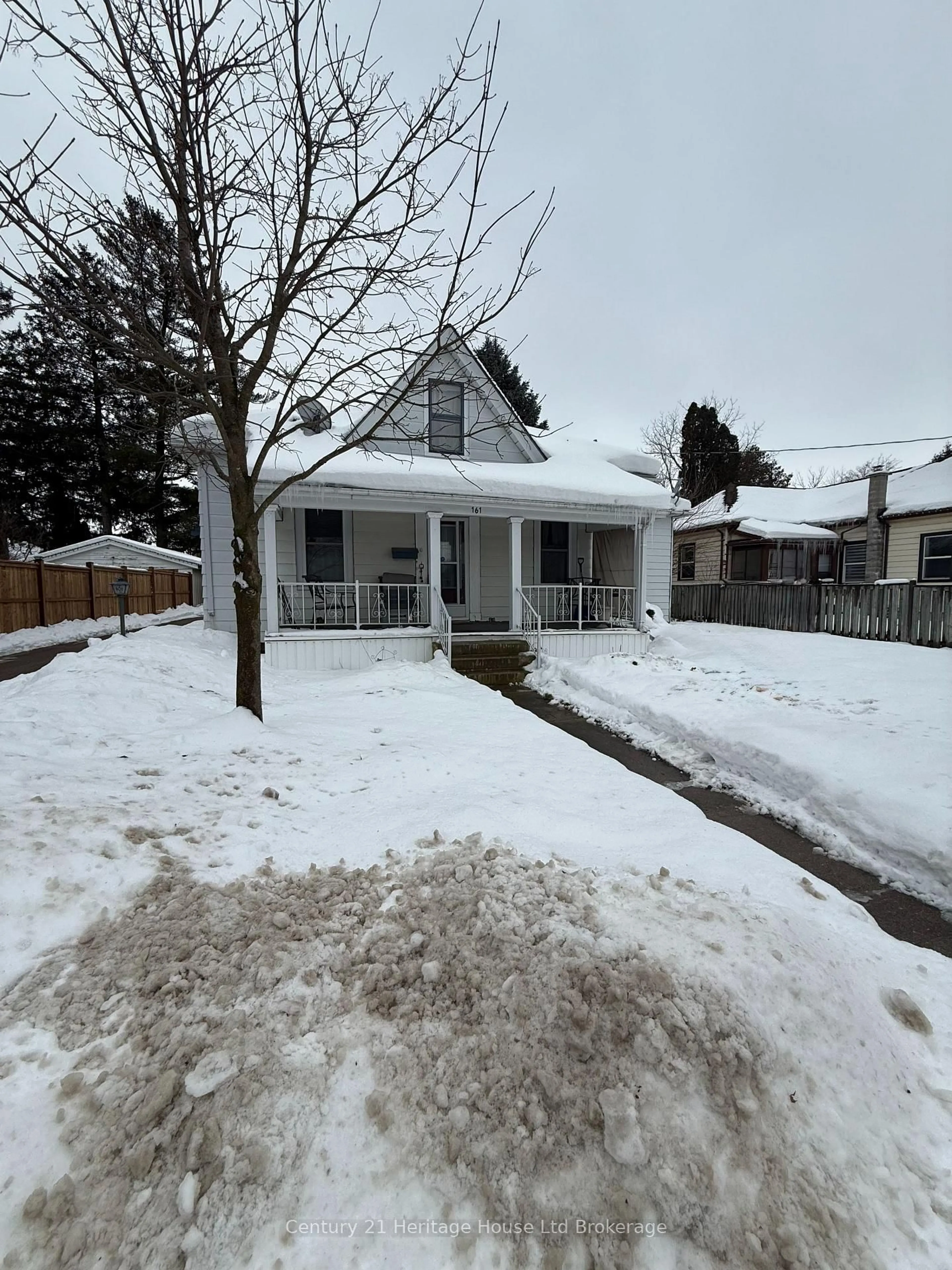 A pic from outside/outdoor area/front of a property/back of a property/a pic from drone, street for 161 Sydenham St, Woodstock Ontario N4S 7B7