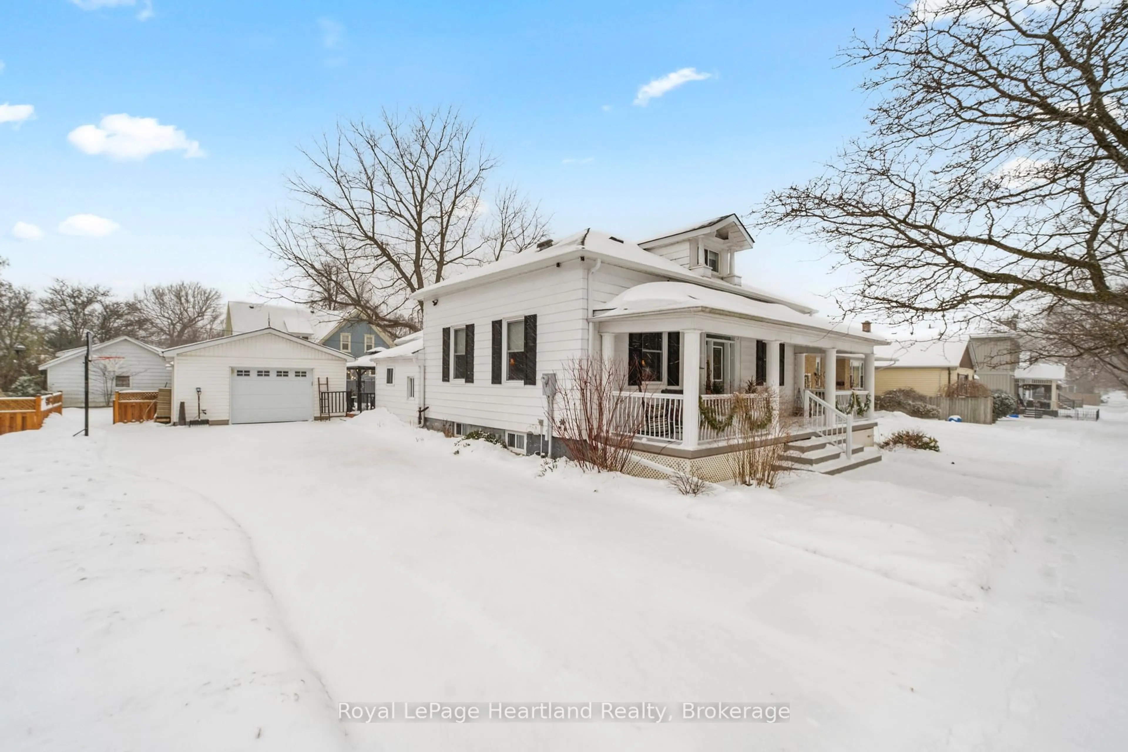 A pic from outside/outdoor area/front of a property/back of a property/a pic from drone, street for 105 Quebec St, Goderich Ontario N7A 2G6