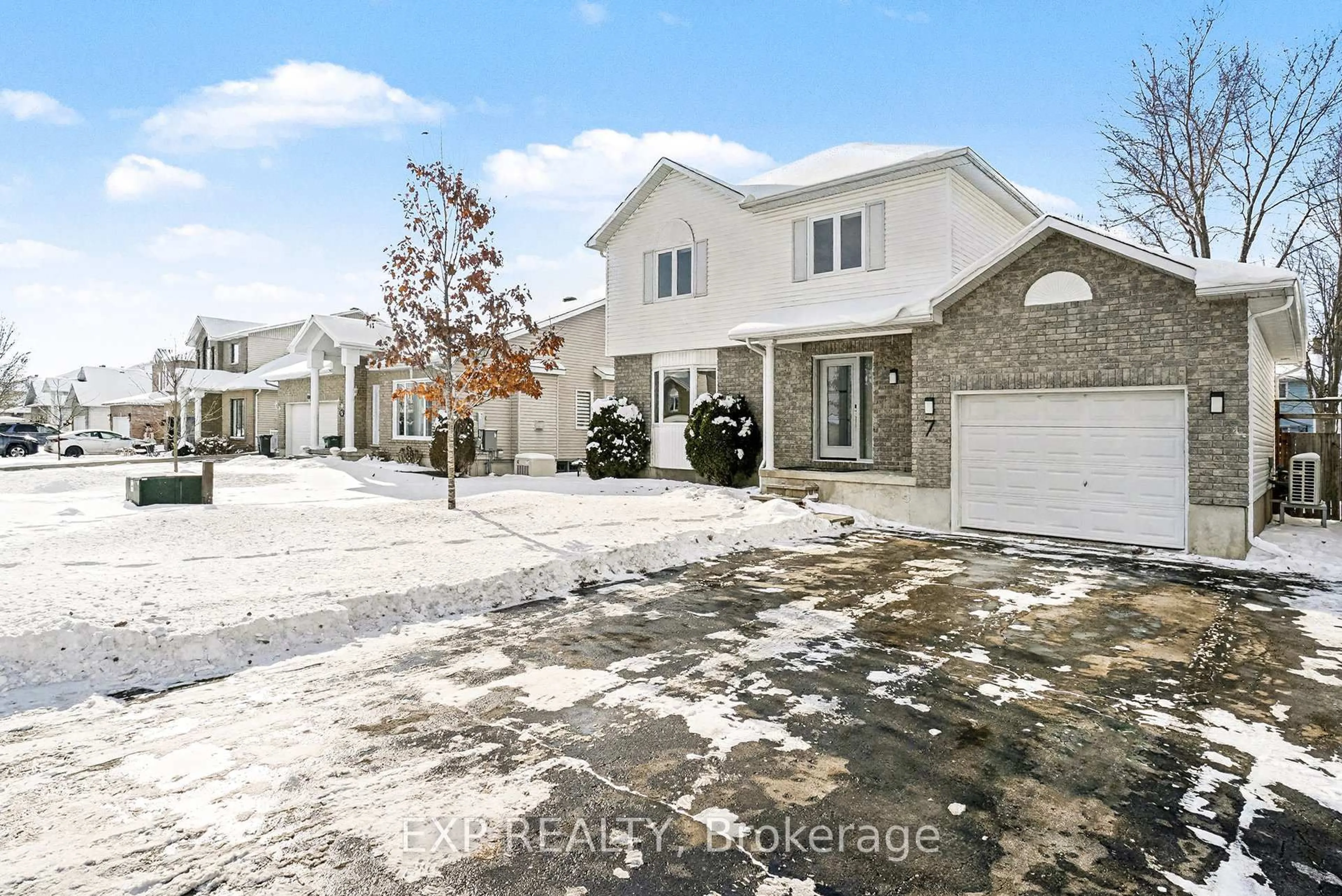 A pic from outside/outdoor area/front of a property/back of a property/a pic from drone, street for 7 Merlin St, Russell Ontario K0A 1W0