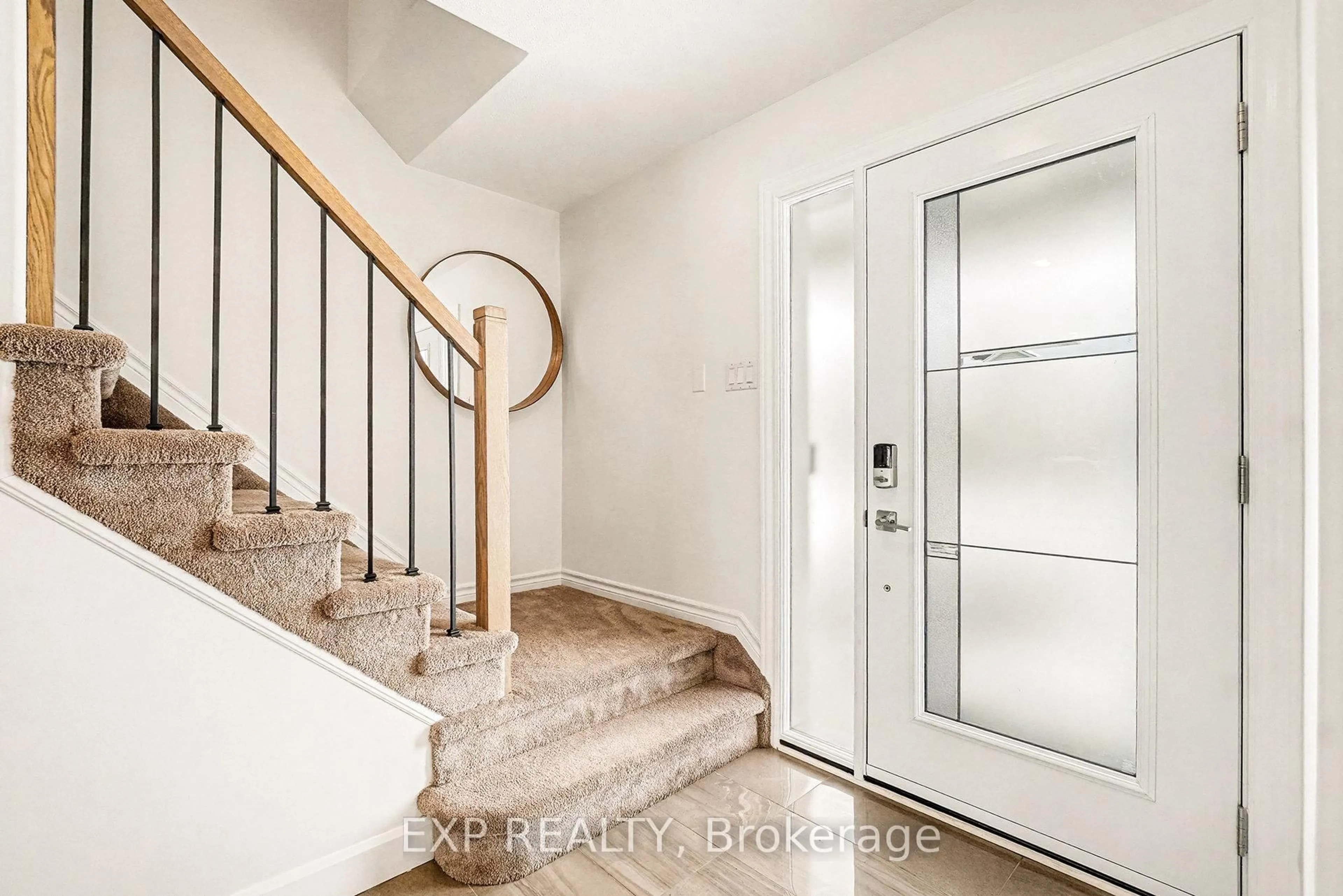 Indoor entryway for 7 Merlin St, Russell Ontario K0A 1W0