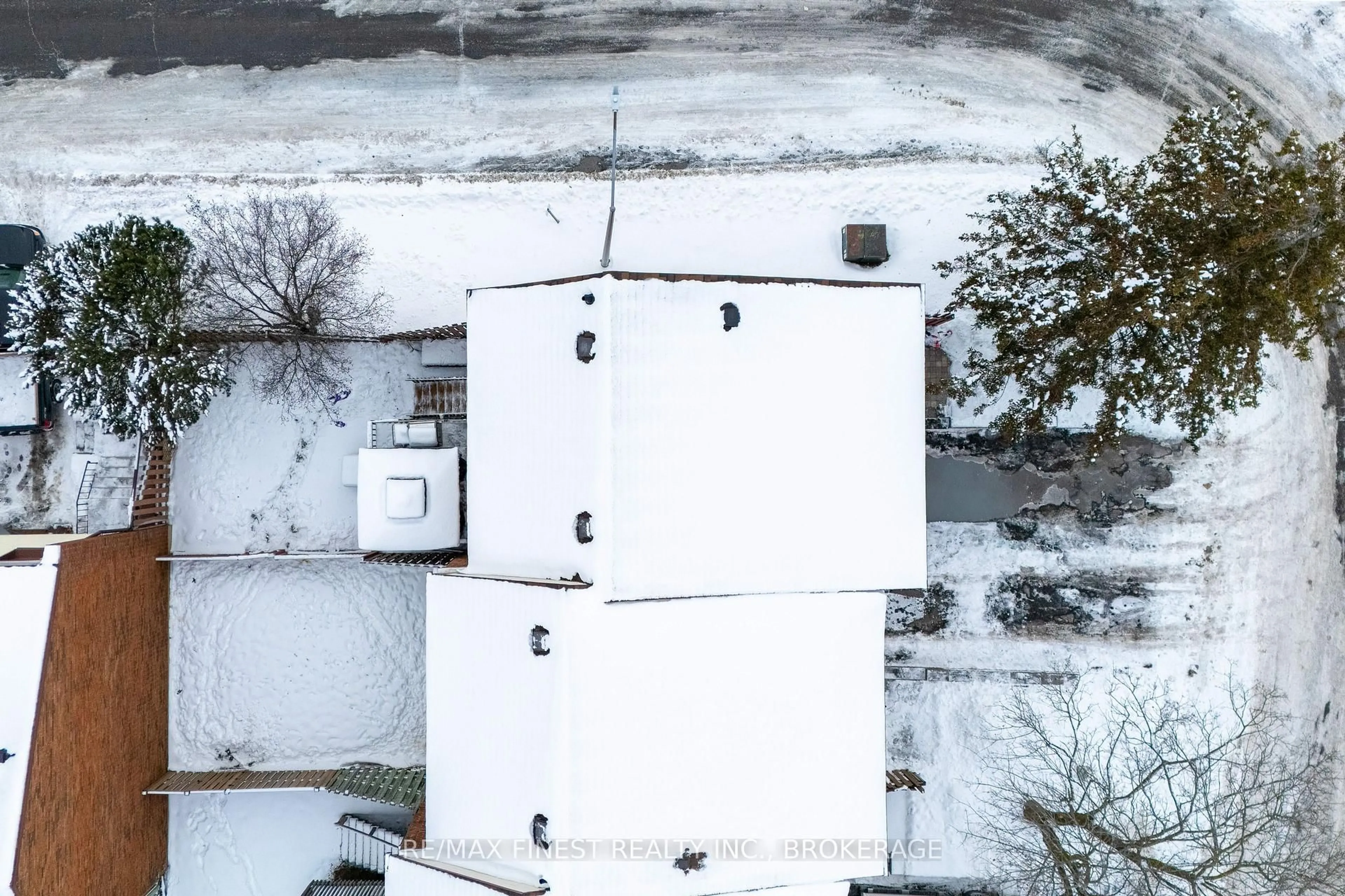 A pic from outside/outdoor area/front of a property/back of a property/a pic from drone, building for 37 Meadow Lane, Greater Napanee Ontario K7R 3R8