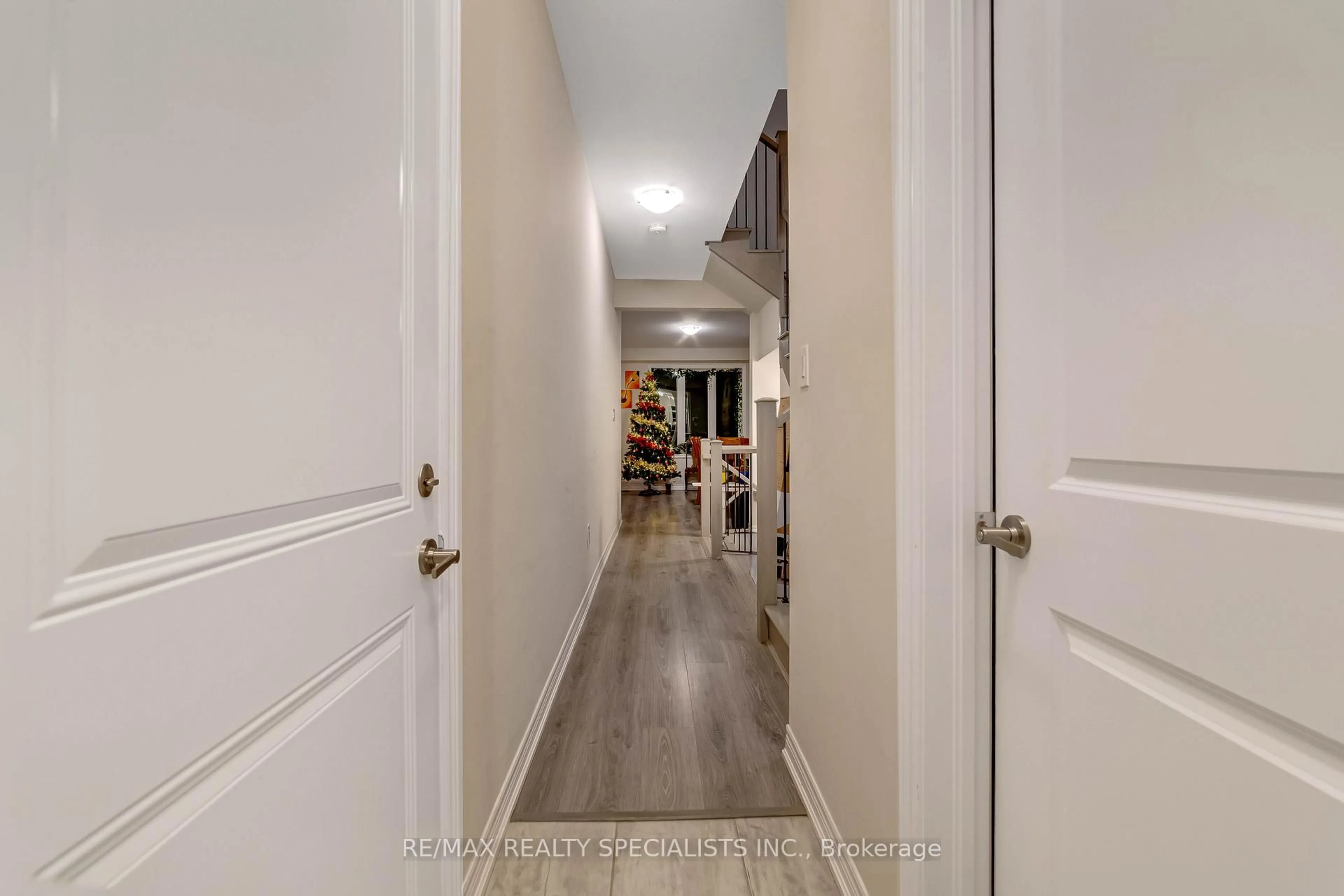 Indoor entryway for 100 Hollywood Crt, Cambridge Ontario N1R 8J8