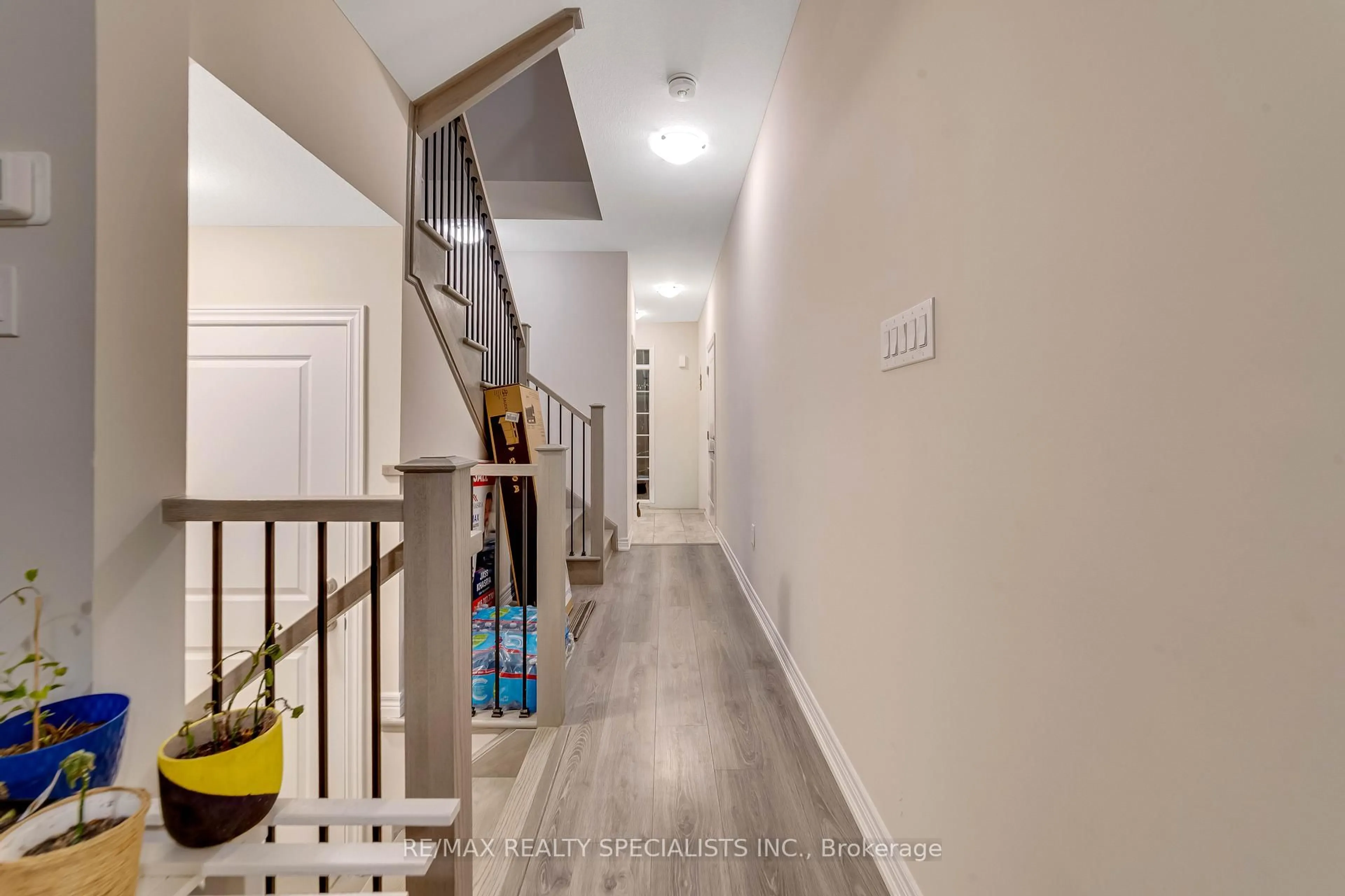 Indoor entryway for 100 Hollywood Crt, Cambridge Ontario N1R 8J8