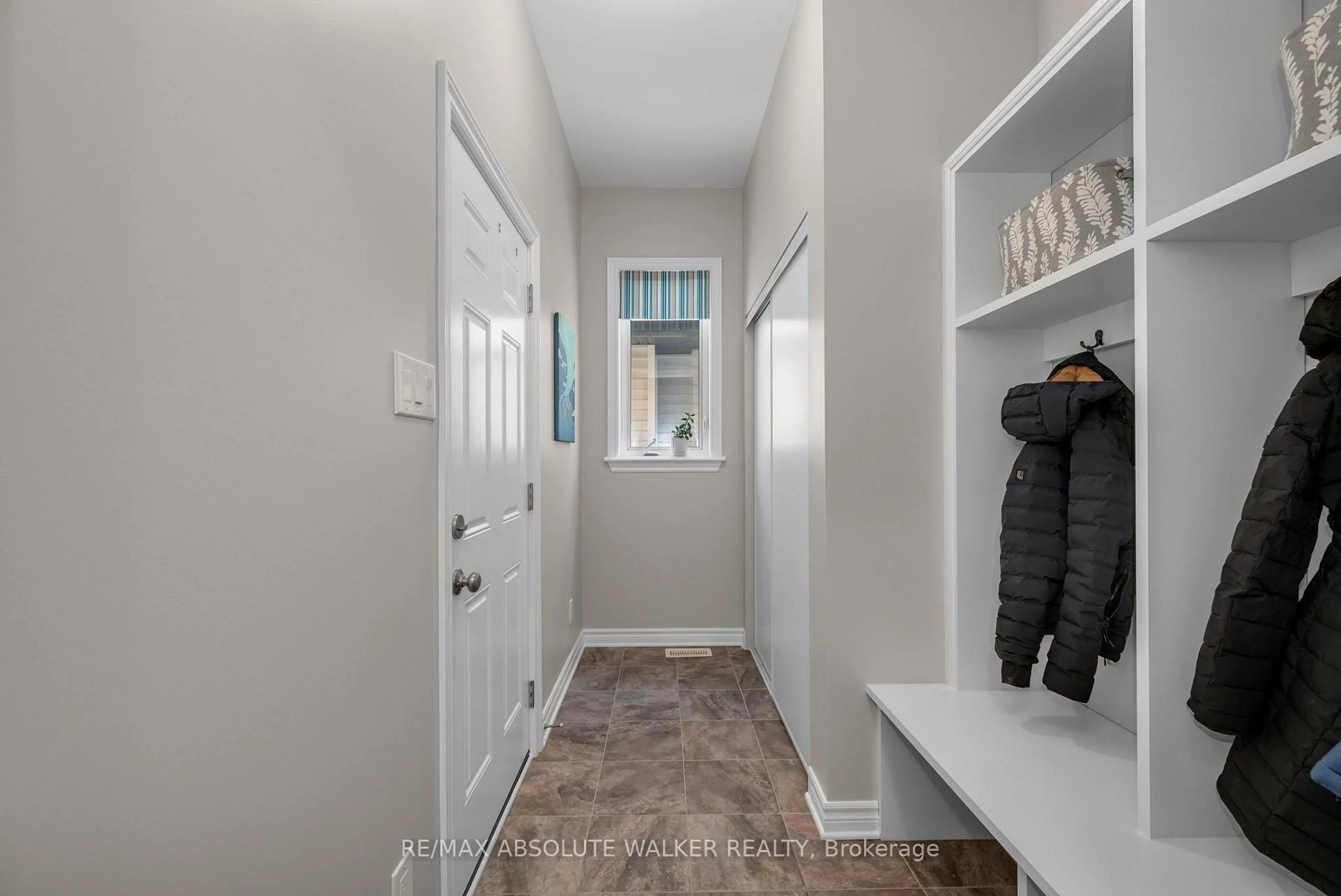Indoor entryway for 119 Cambie Rd, Ottawa Ontario K1X 0A6