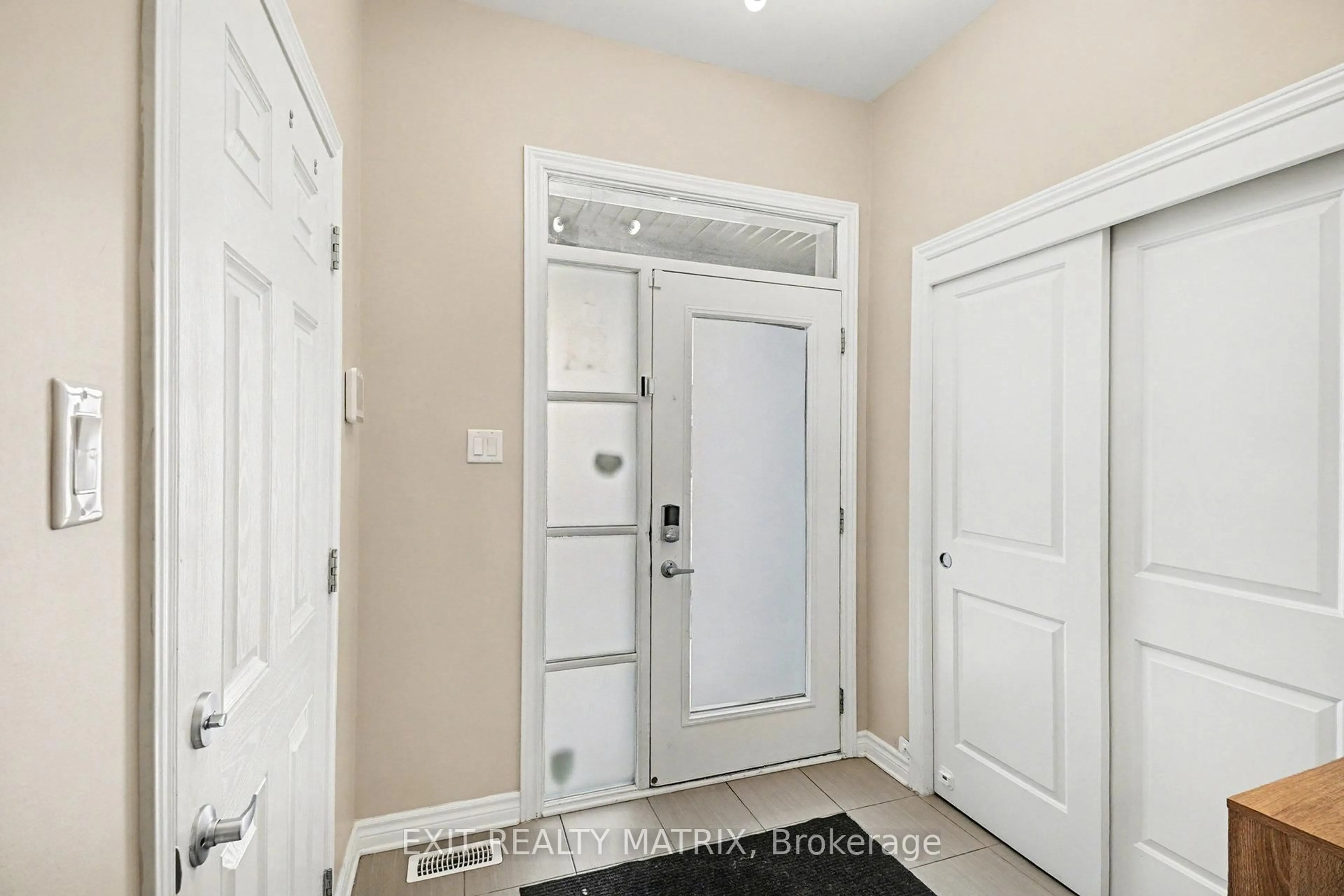 Indoor entryway for 211 Mountain Sorrel Way, Ottawa Ontario K4A 0T6