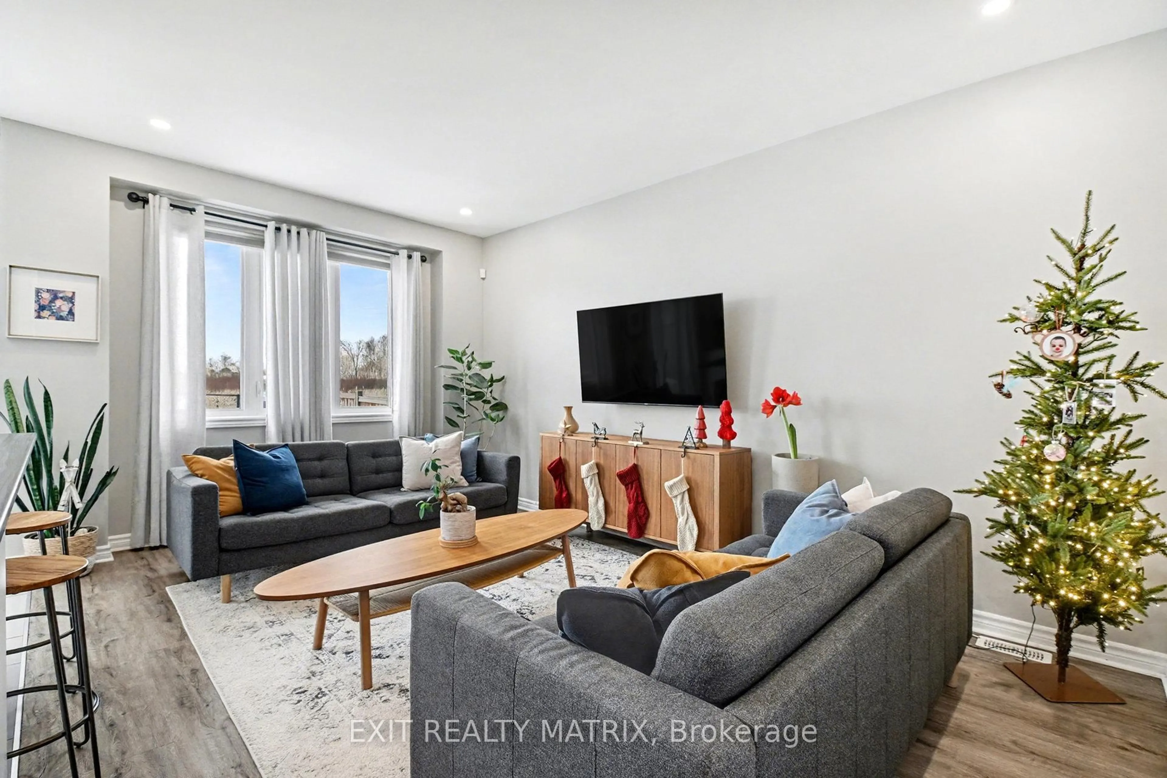 Living room with furniture, unknown for 211 Mountain Sorrel Way, Ottawa Ontario K4A 0T6