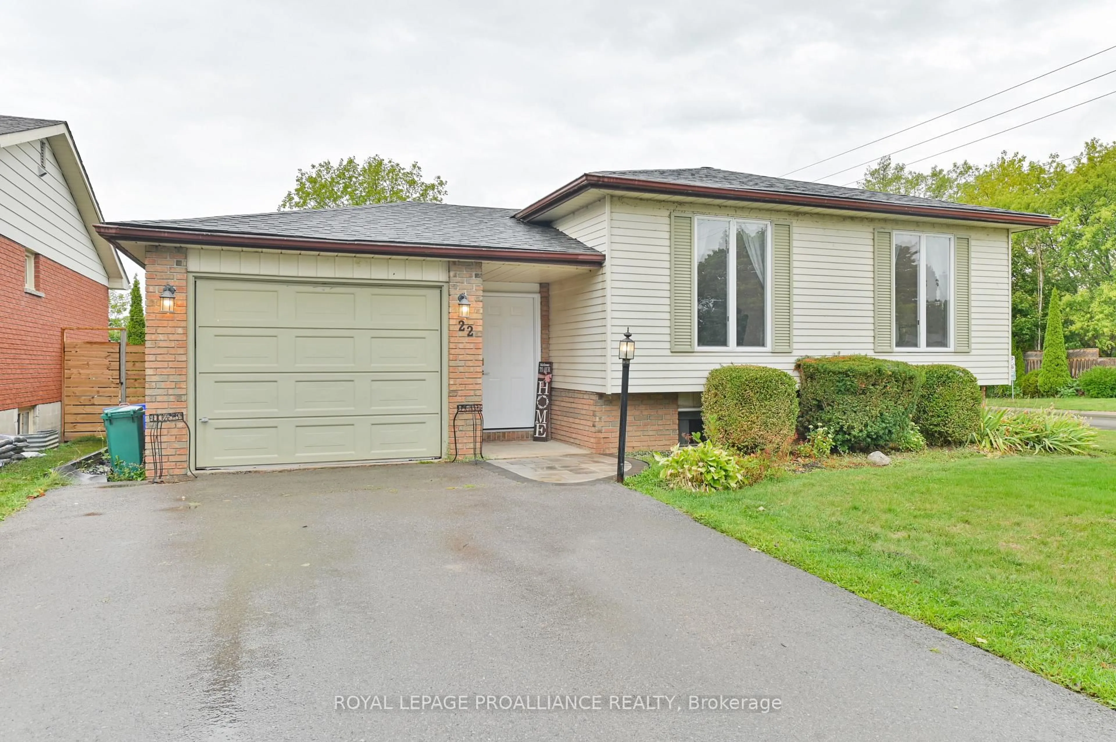 Home with vinyl exterior material, street for 22 Briarwood Cres, Belleville Ontario K8N 5J7