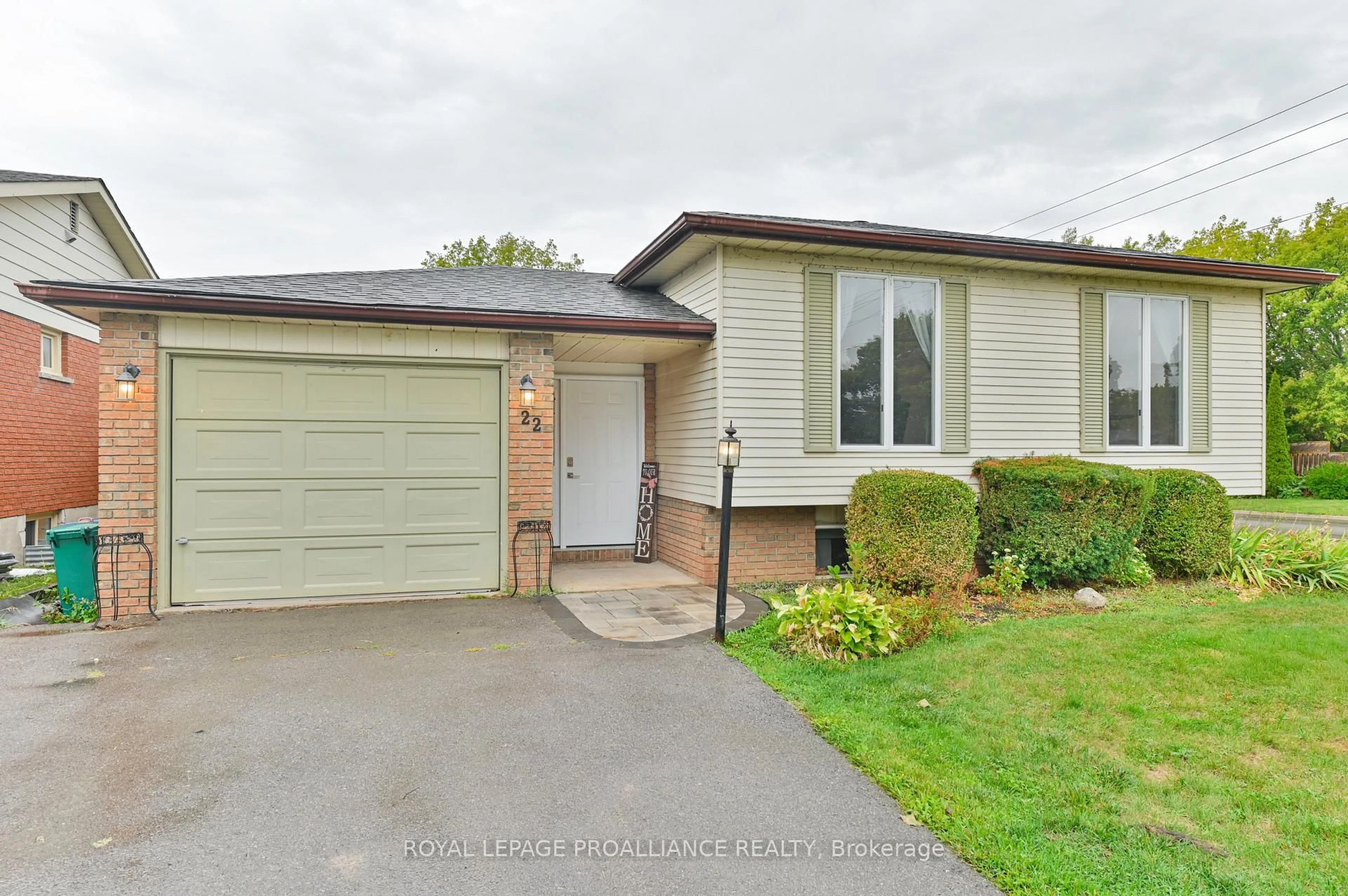 Home with vinyl exterior material, street for 22 Briarwood Cres, Belleville Ontario K8N 5J7