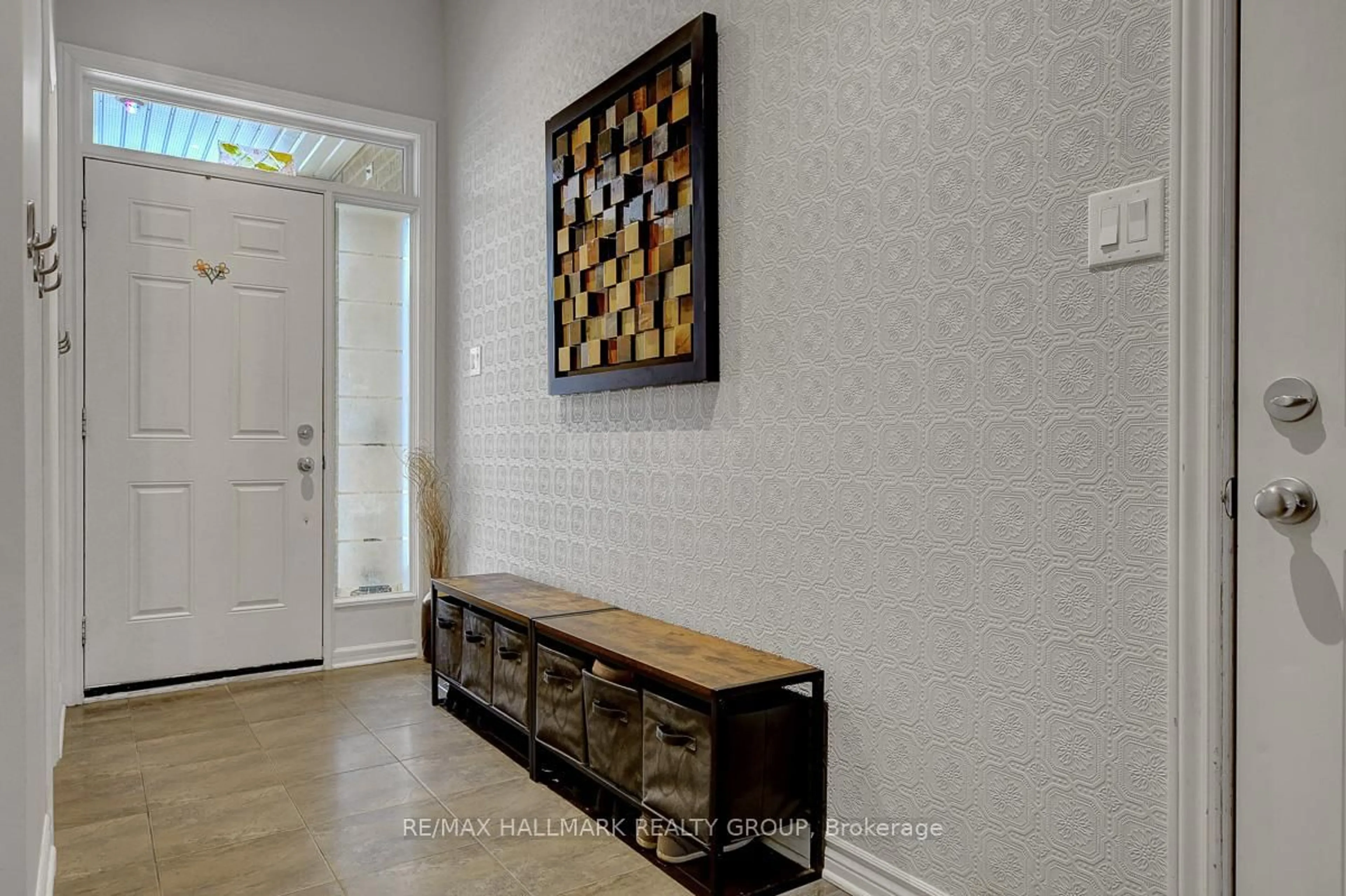 Indoor entryway for 729 Hazelnut Cres, Ottawa Ontario K1T 0K3