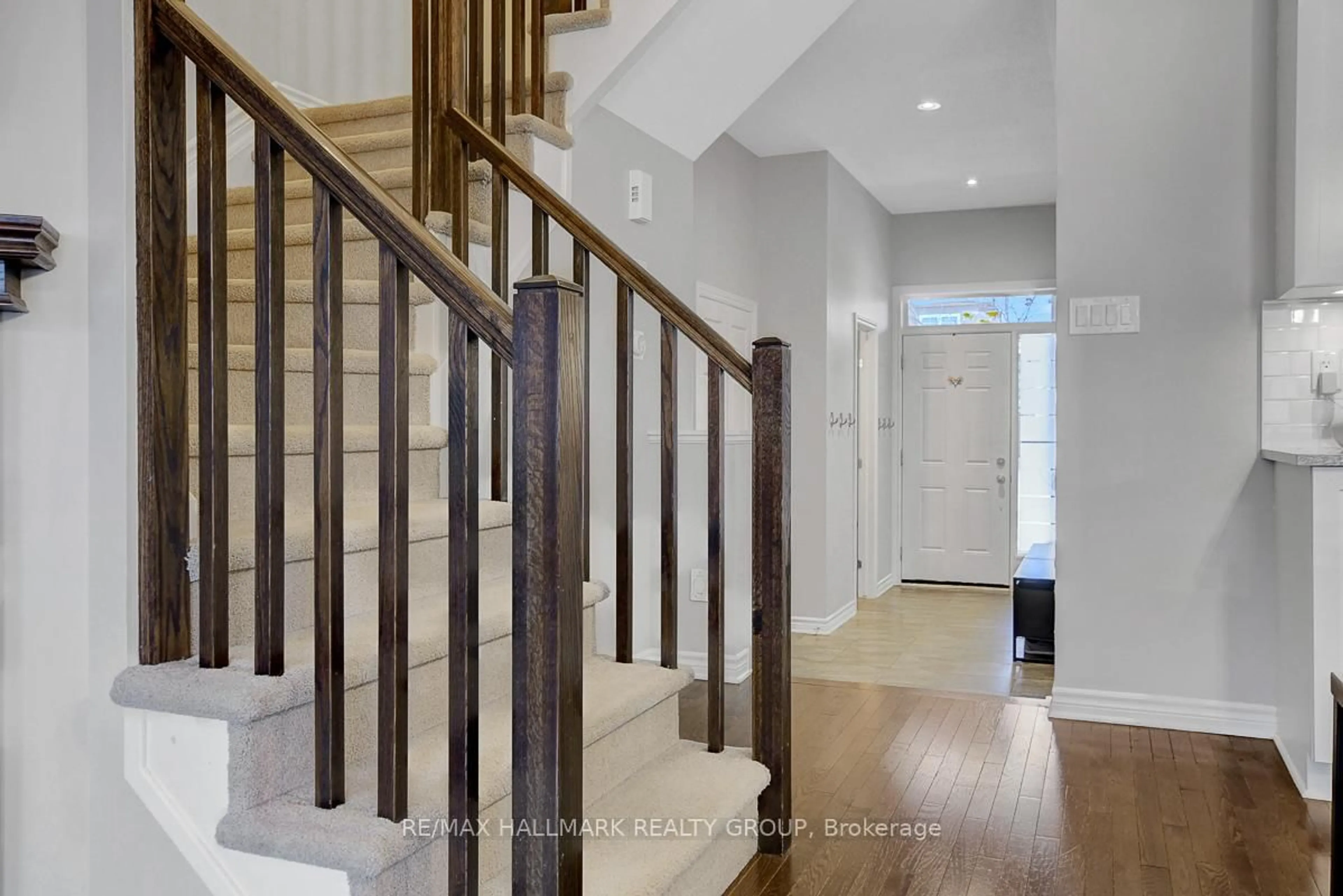 Indoor entryway for 729 Hazelnut Cres, Ottawa Ontario K1T 0K3