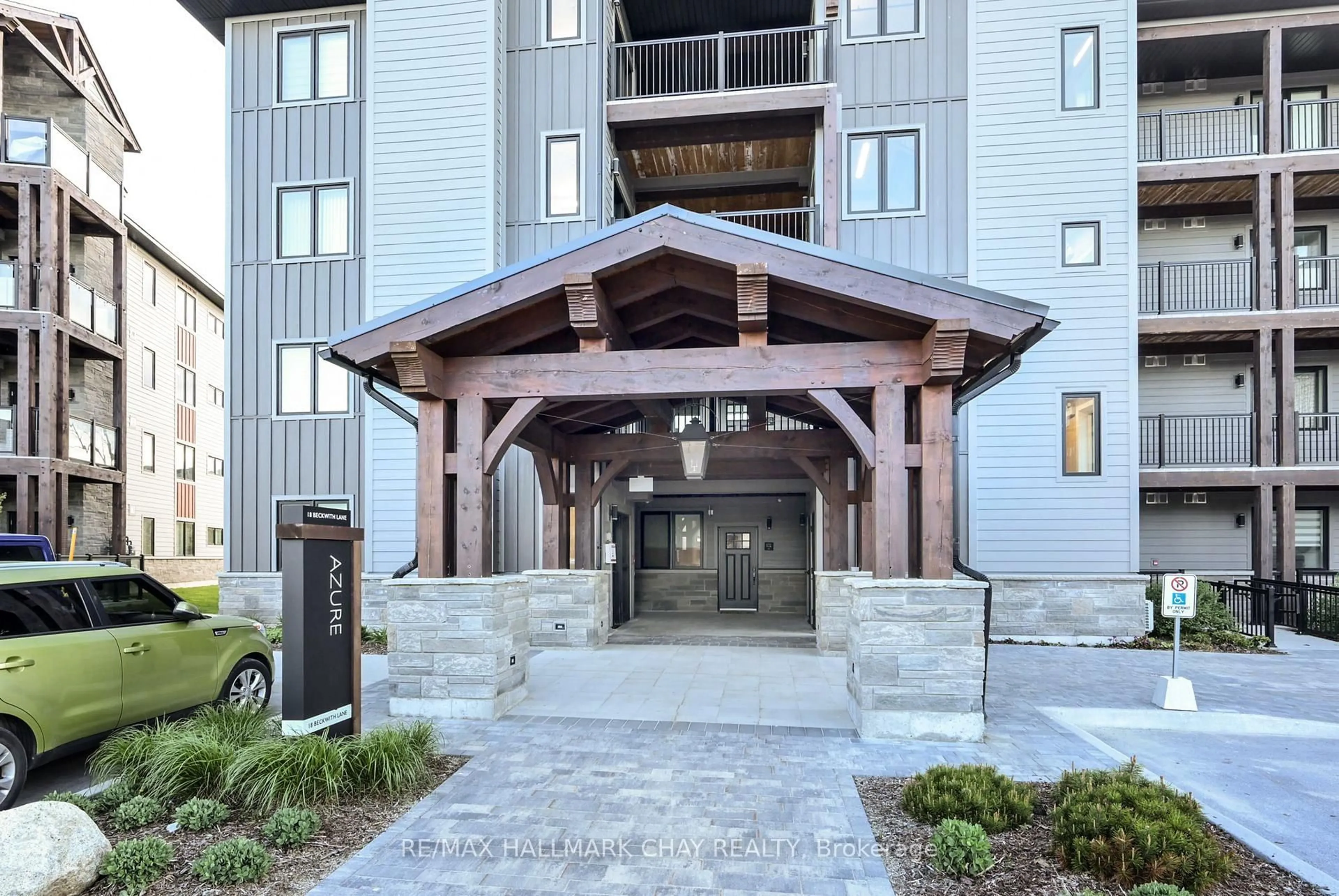 Indoor foyer for 18 Beckwith Lane #105, Blue Mountains Ontario L9Y 3B6