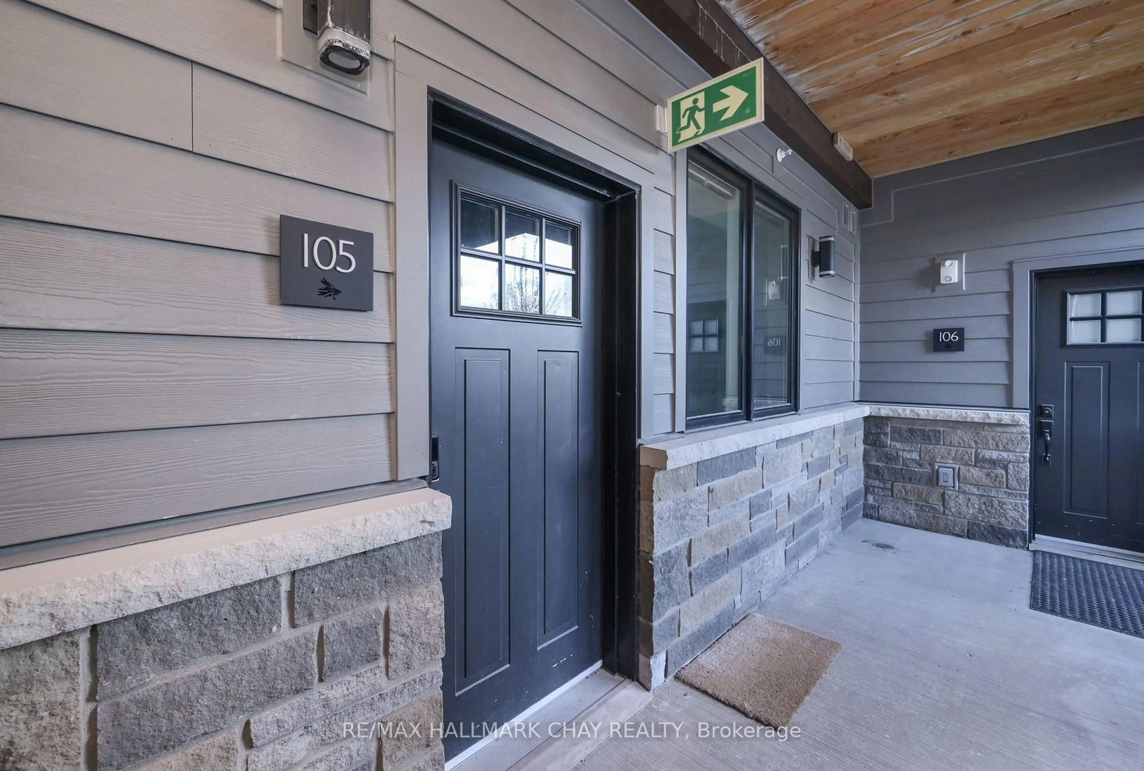 Indoor entryway for 18 Beckwith Lane #105, Blue Mountains Ontario L9Y 3B6