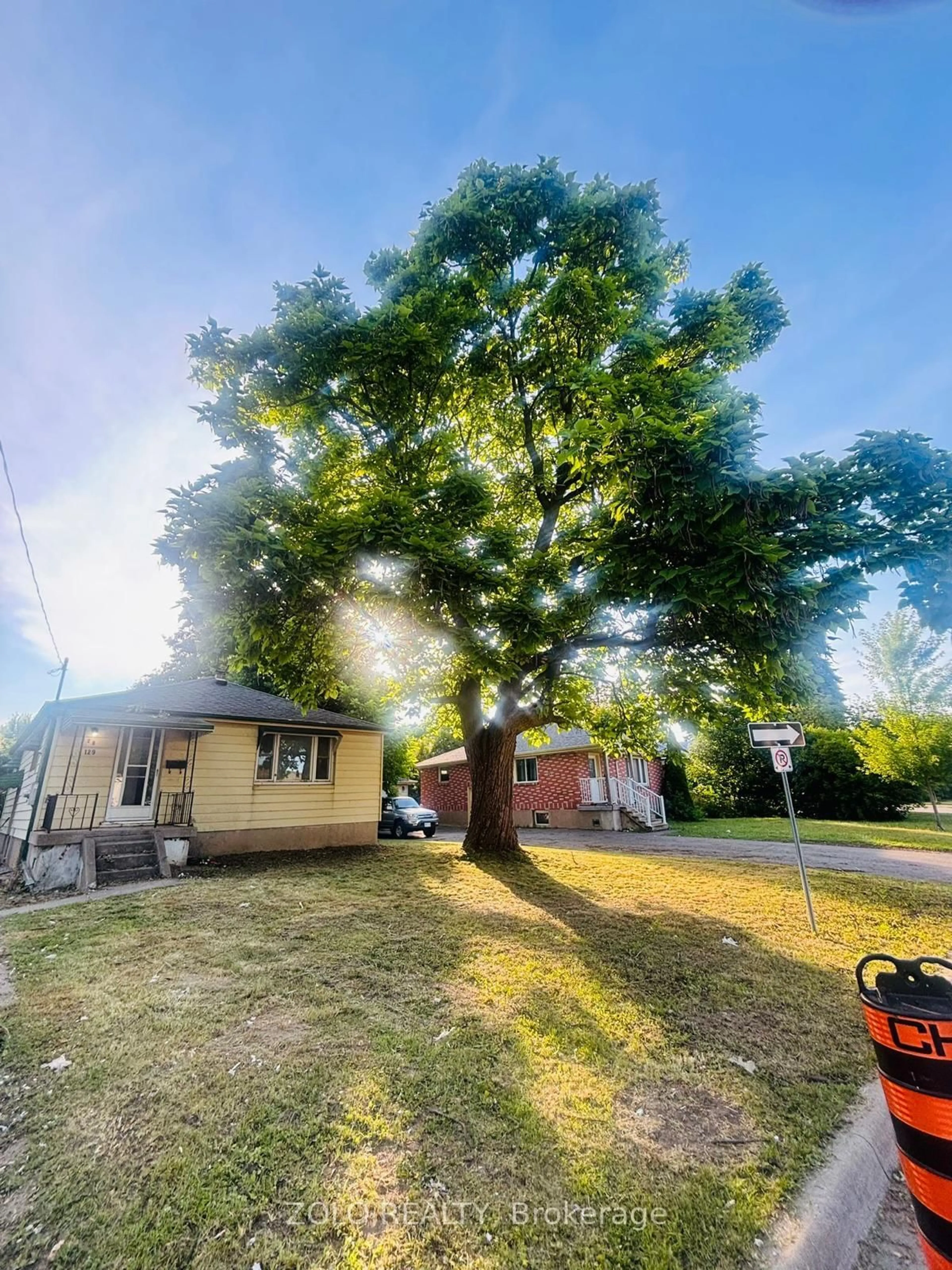 A pic from outside/outdoor area/front of a property/back of a property/a pic from drone, street for 129 ROEHAMPTON Ave, London East Ontario N5V 2A6