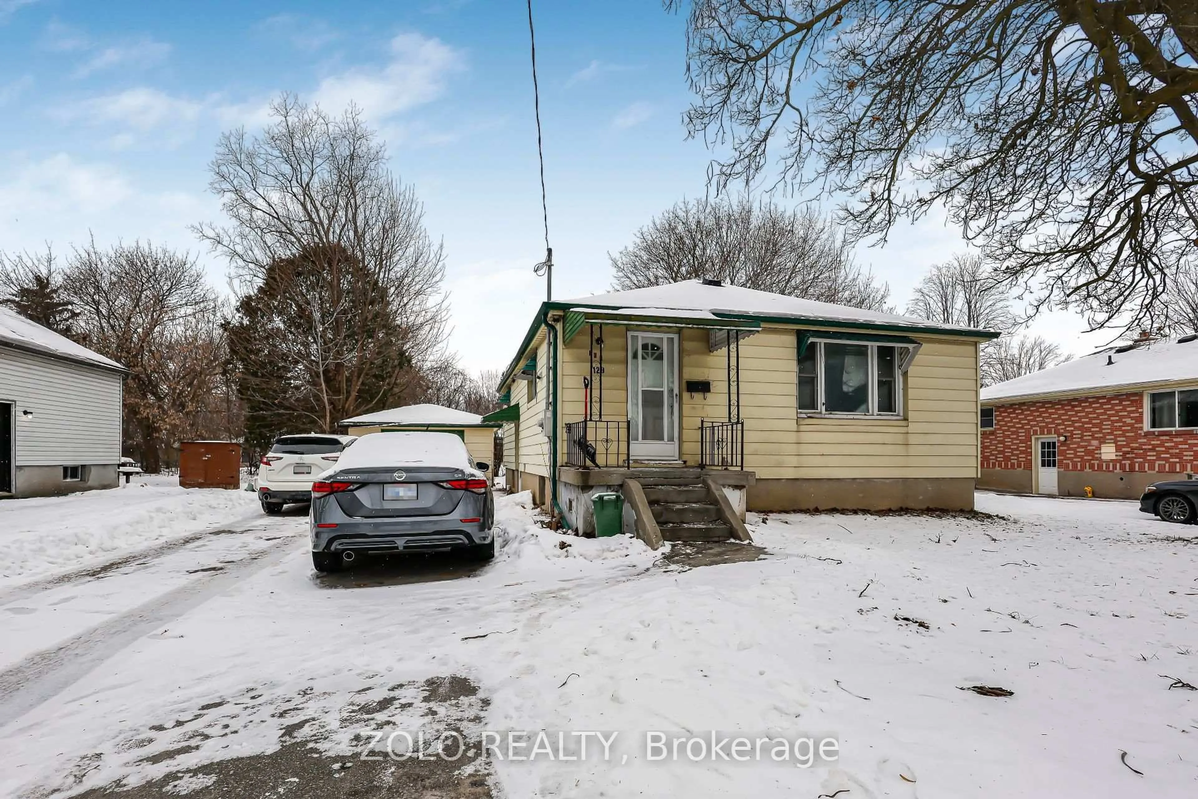 A pic from outside/outdoor area/front of a property/back of a property/a pic from drone, street for 129 ROEHAMPTON Ave, London East Ontario N5V 2A6