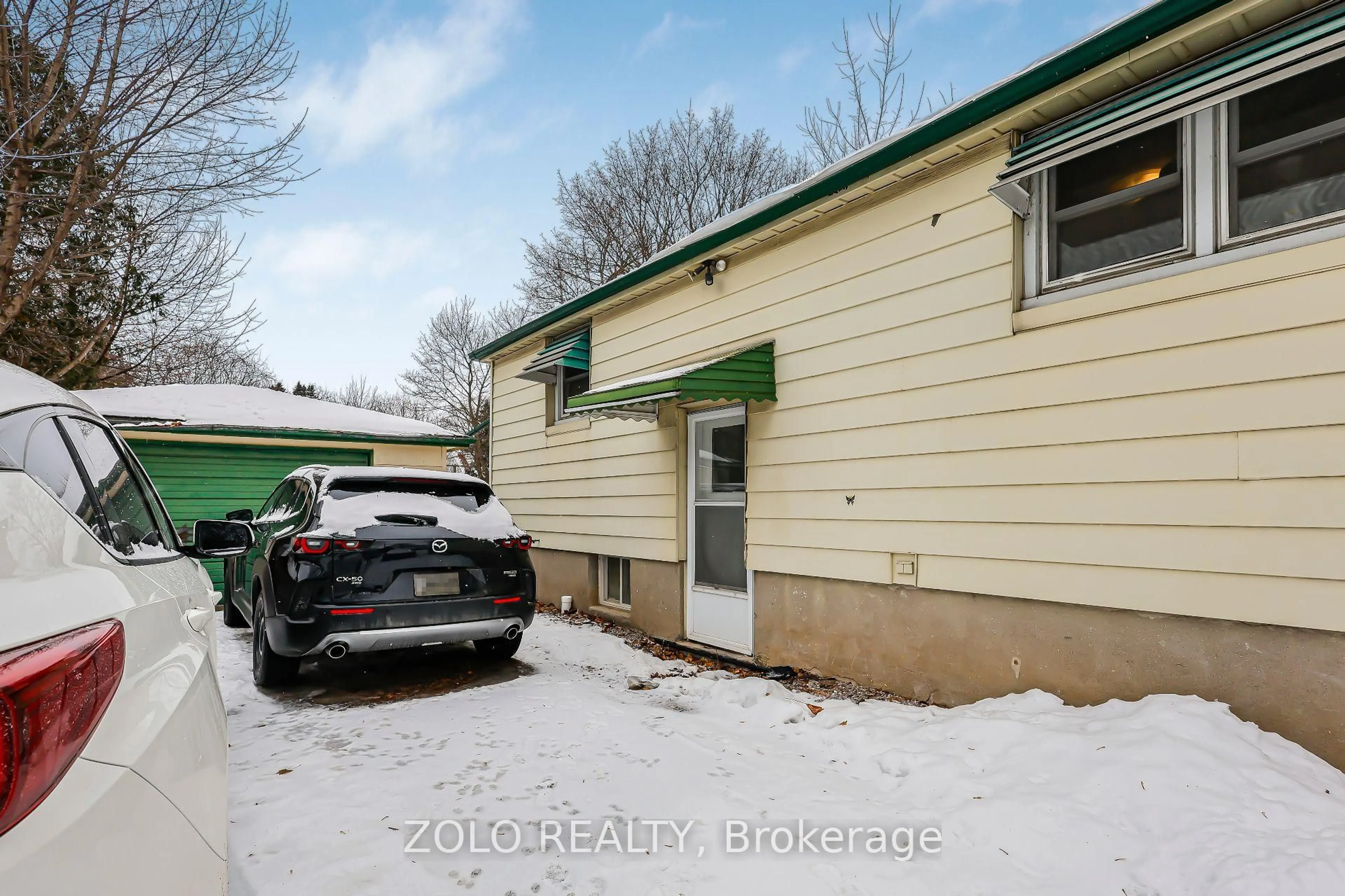 Indoor garage for 129 ROEHAMPTON Ave, London East Ontario N5V 2A6