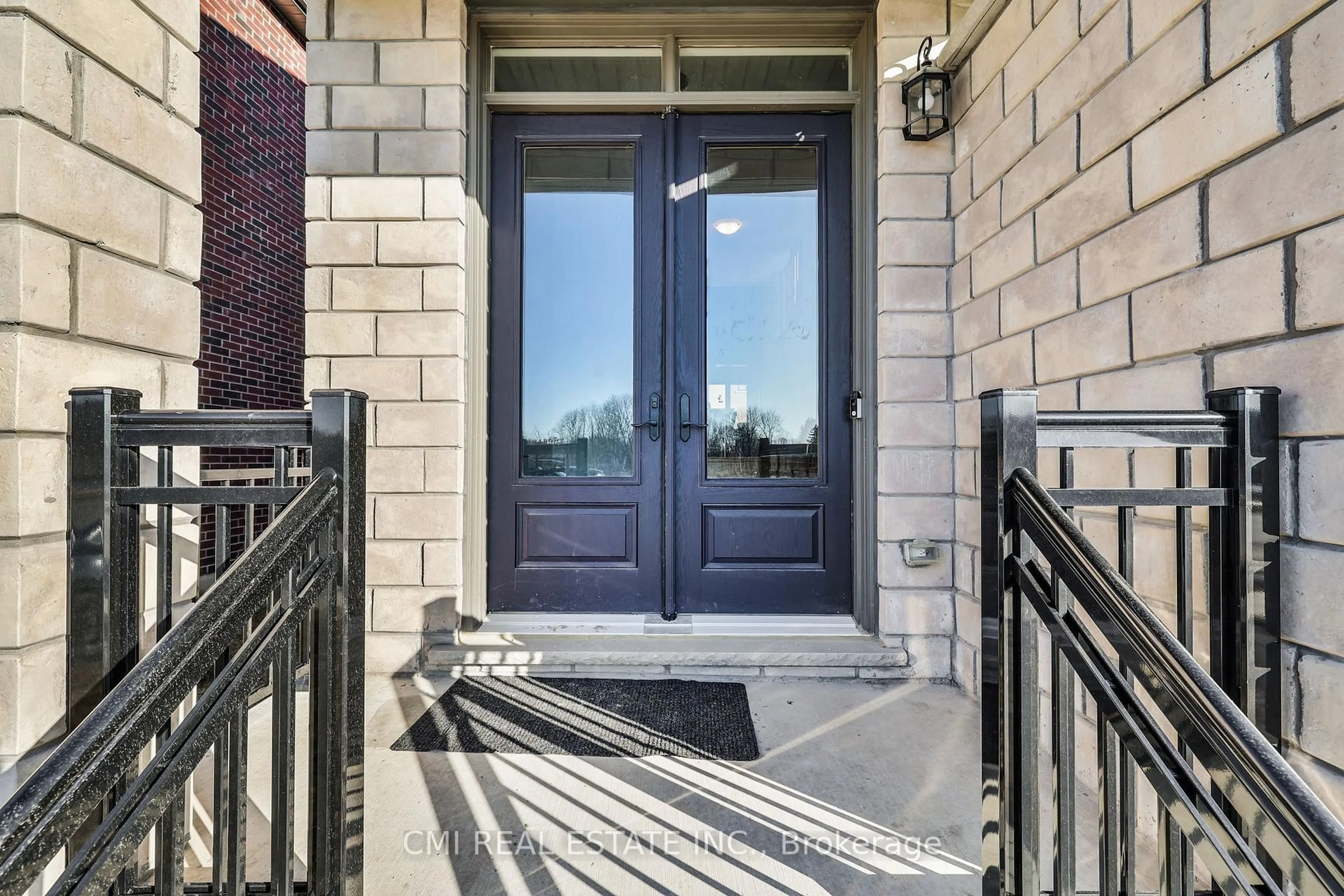 Indoor entryway for 1403 Upper Thames Dr, Woodstock Ontario N4T 0N9