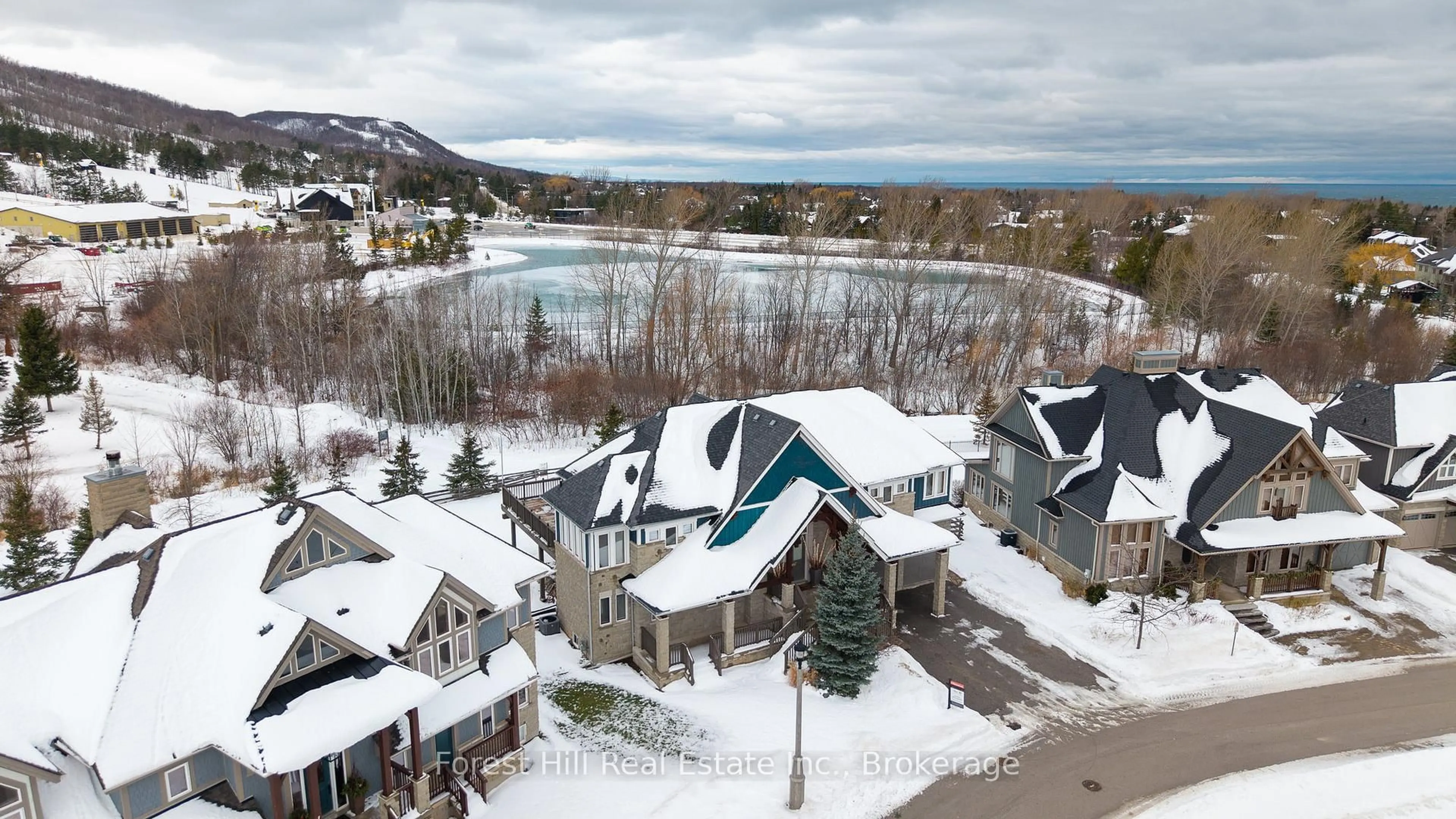 A pic from outside/outdoor area/front of a property/back of a property/a pic from drone, unknown for 173 National Dr, Blue Mountains Ontario L9Y 0B5