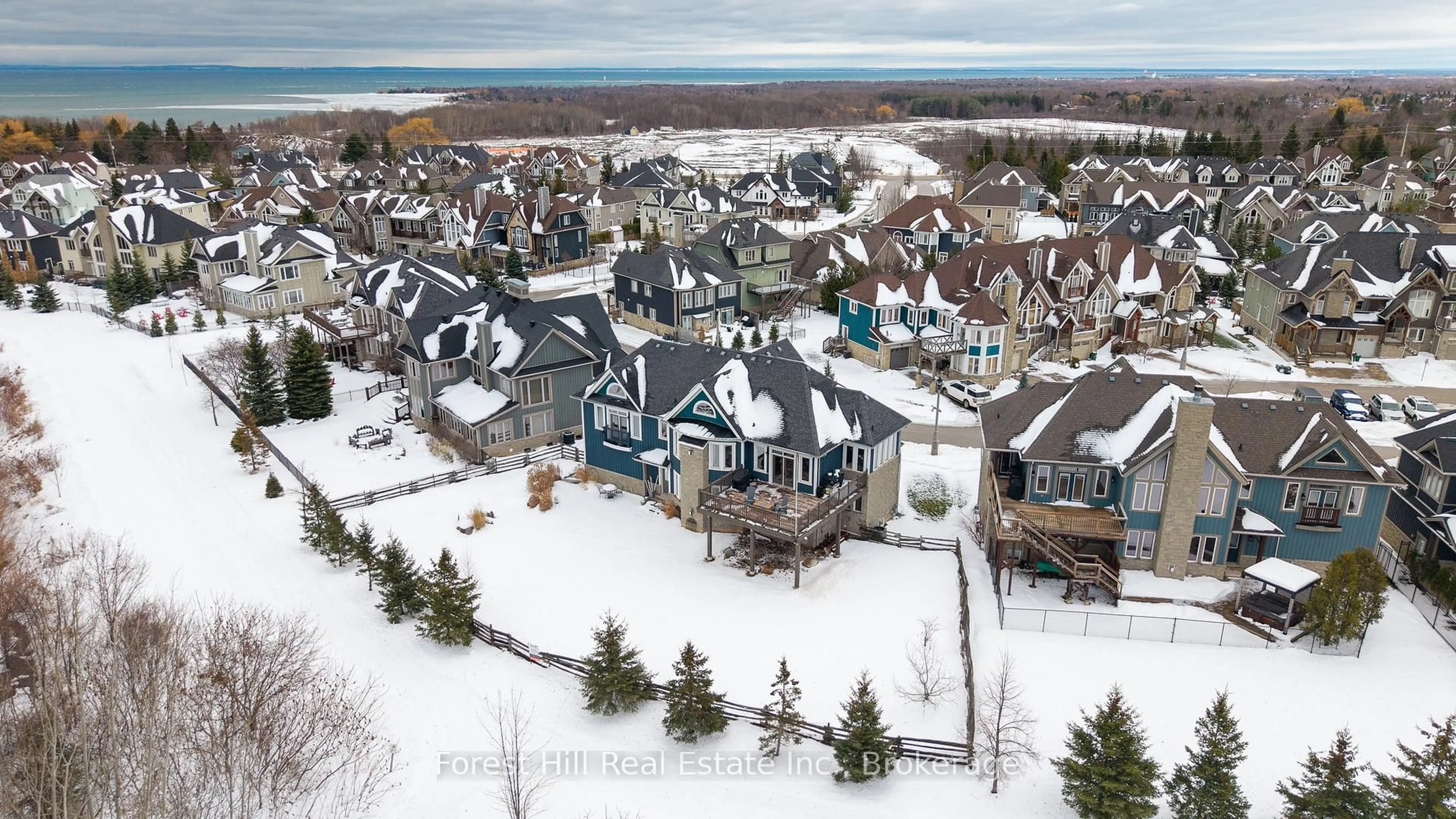 A pic from outside/outdoor area/front of a property/back of a property/a pic from drone, unknown for 173 National Dr, Blue Mountains Ontario L9Y 0B5