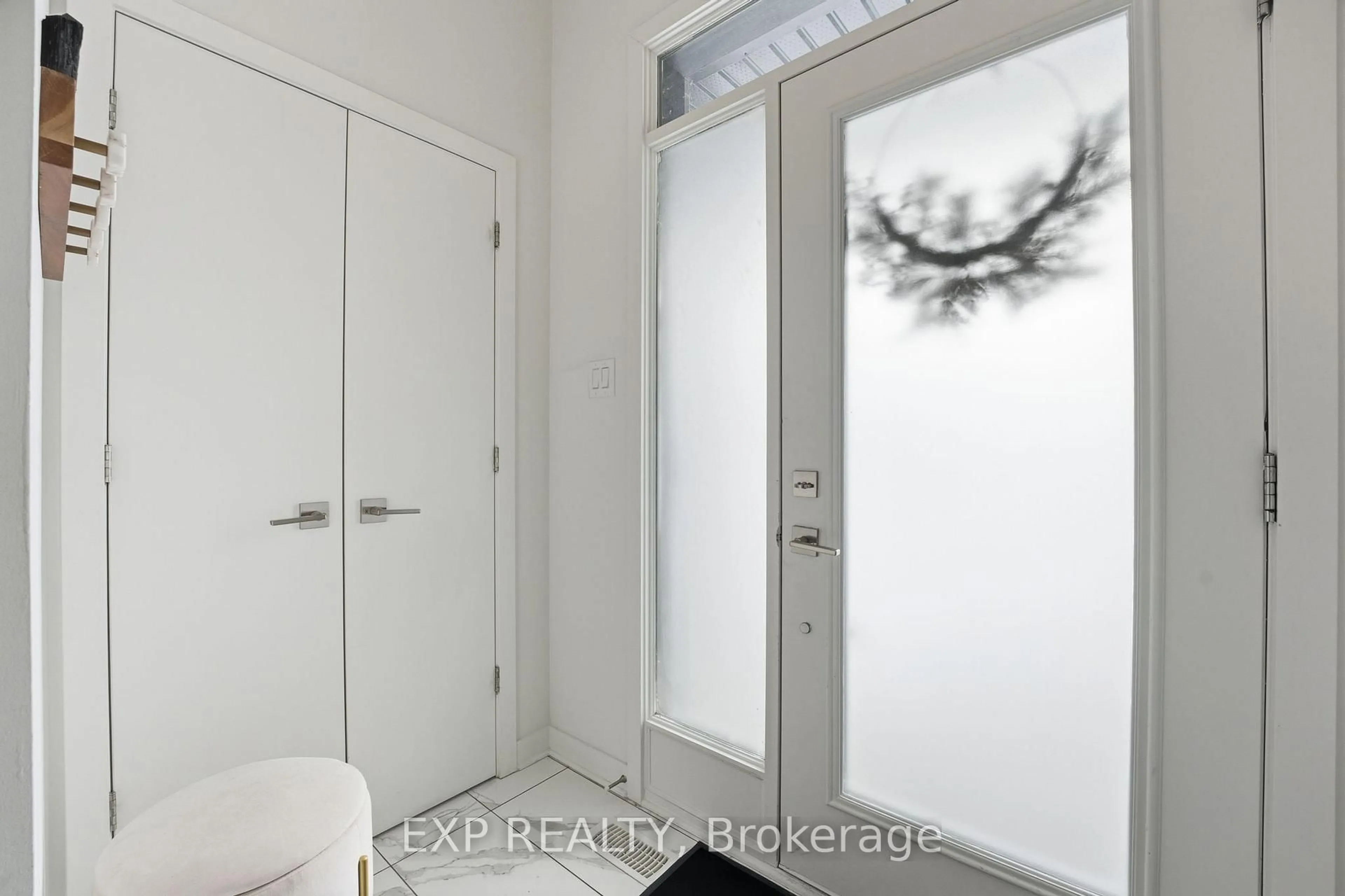 Indoor entryway for 687 Capricorn Circ, Ottawa Ontario K4M 0J5