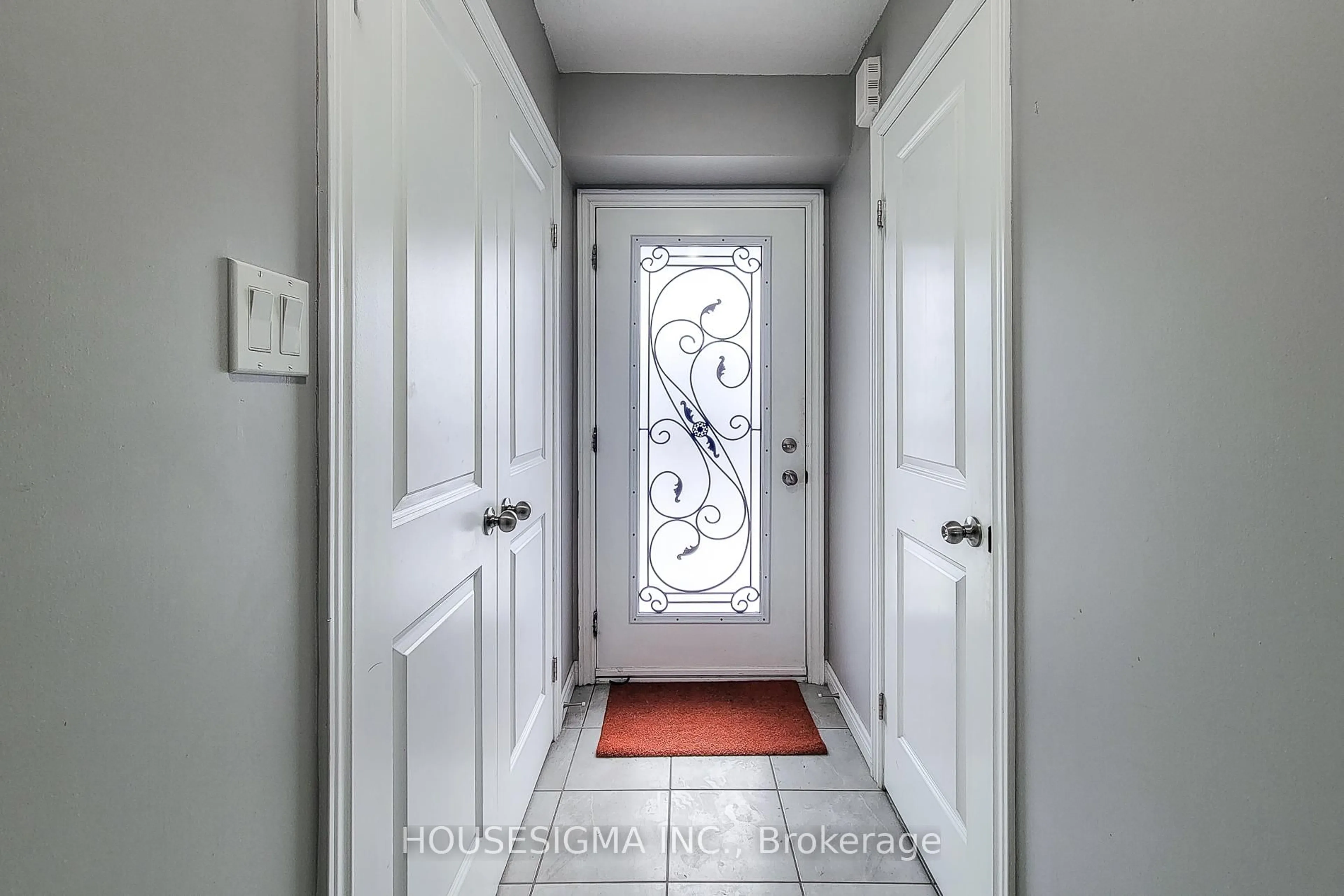 Indoor entryway for 1354 Upper Sherman Ave #3, Hamilton Ontario L8W 1C2