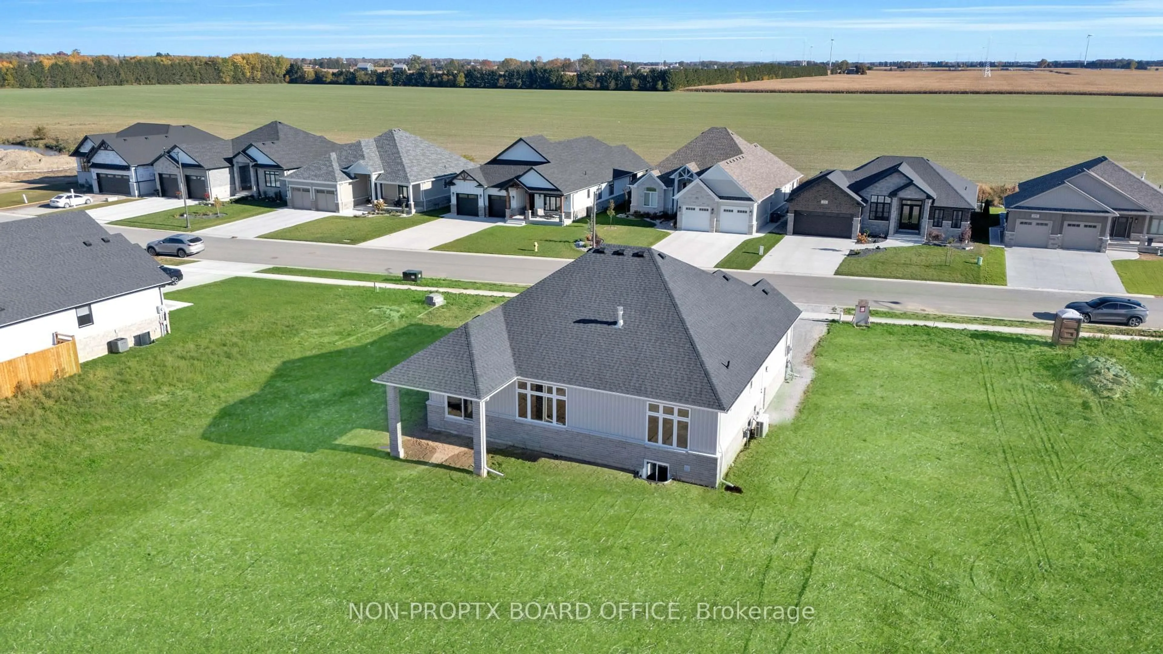 A pic from outside/outdoor area/front of a property/back of a property/a pic from drone, unknown for 172 Rosewood Cres, Chatham-Kent Ontario N7M 0V4
